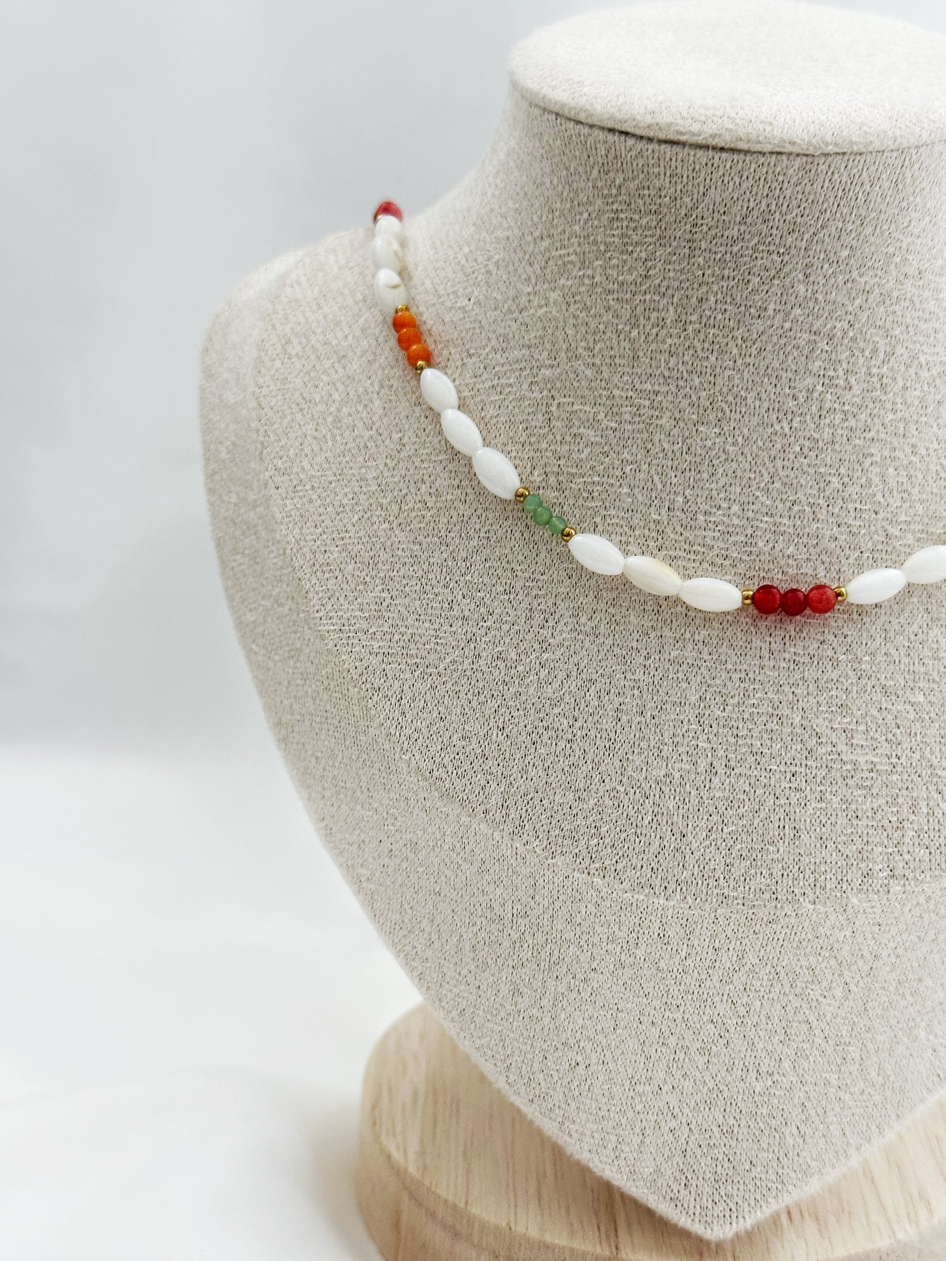 Edelsteinkette aus ovalem Perlmutt mit runden Aventurin- und Korallensteinen, goldene Akzente – 40 + 5 cm, natürlicher Boho-Stil