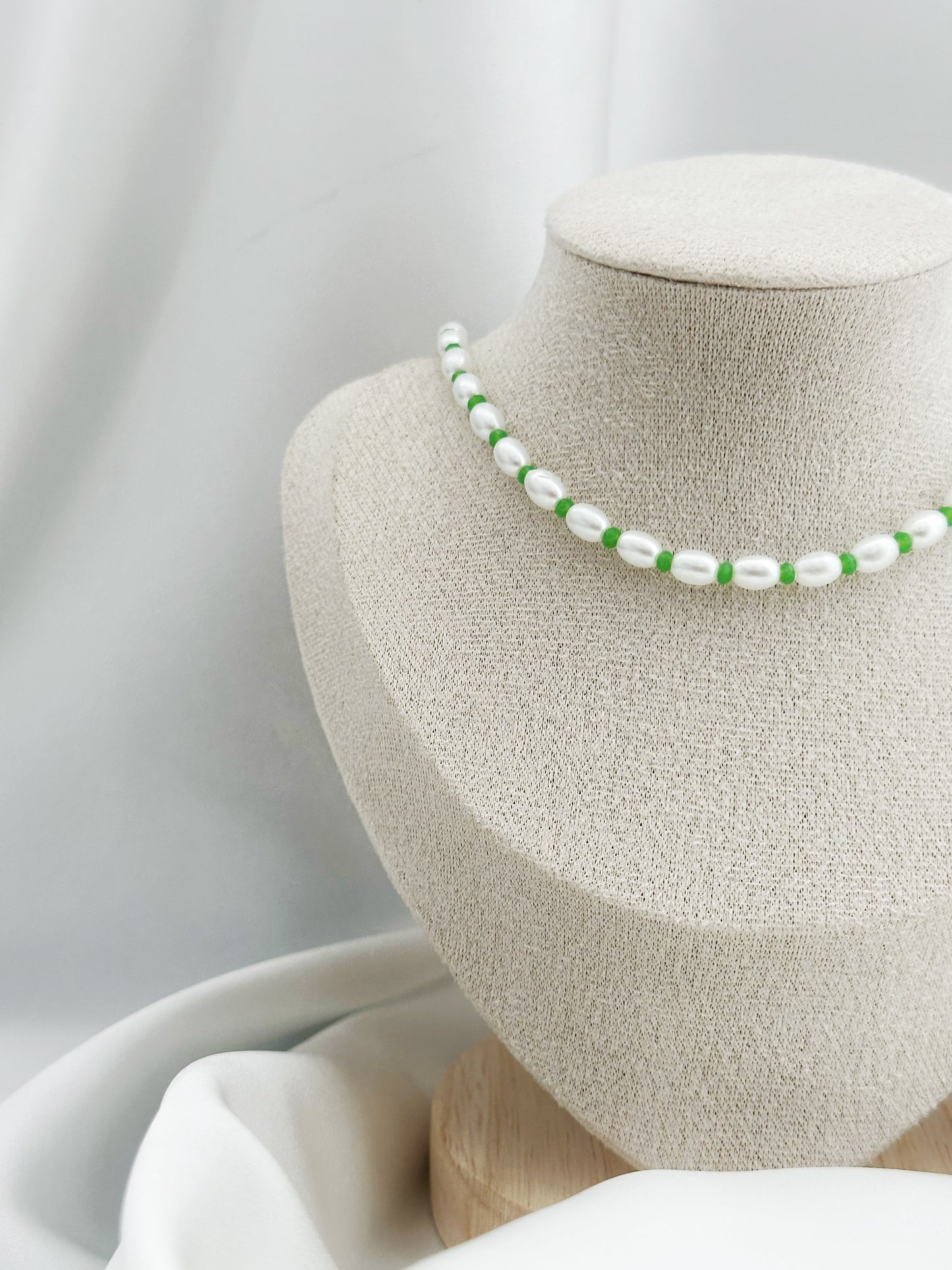Garden Pearl Kette – Weiße Perlenkette mit grünen Akzenten | Eleganter Perlenschmuck