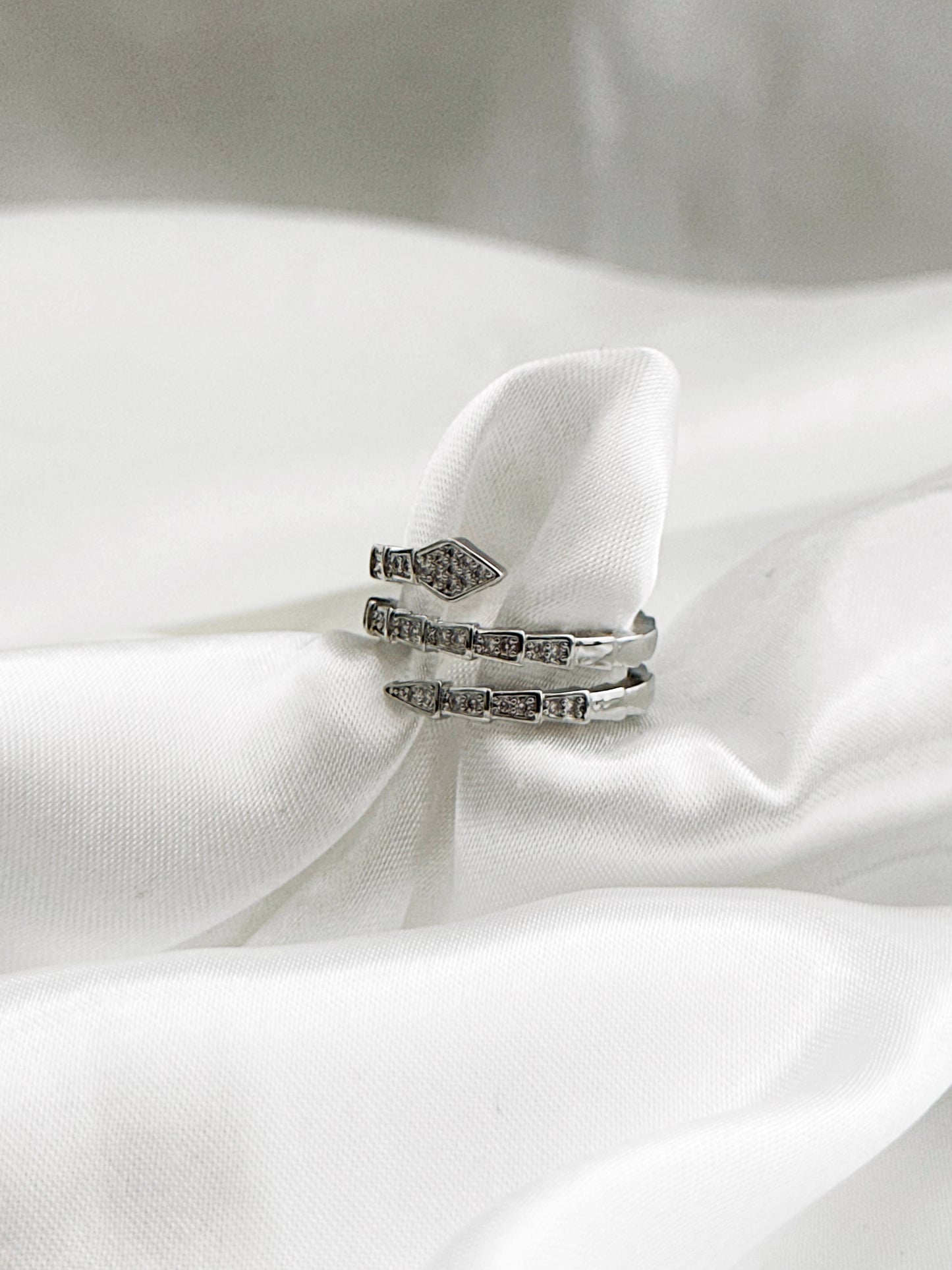 Vyra - Der verstellbare Ring in Schlangenoptik