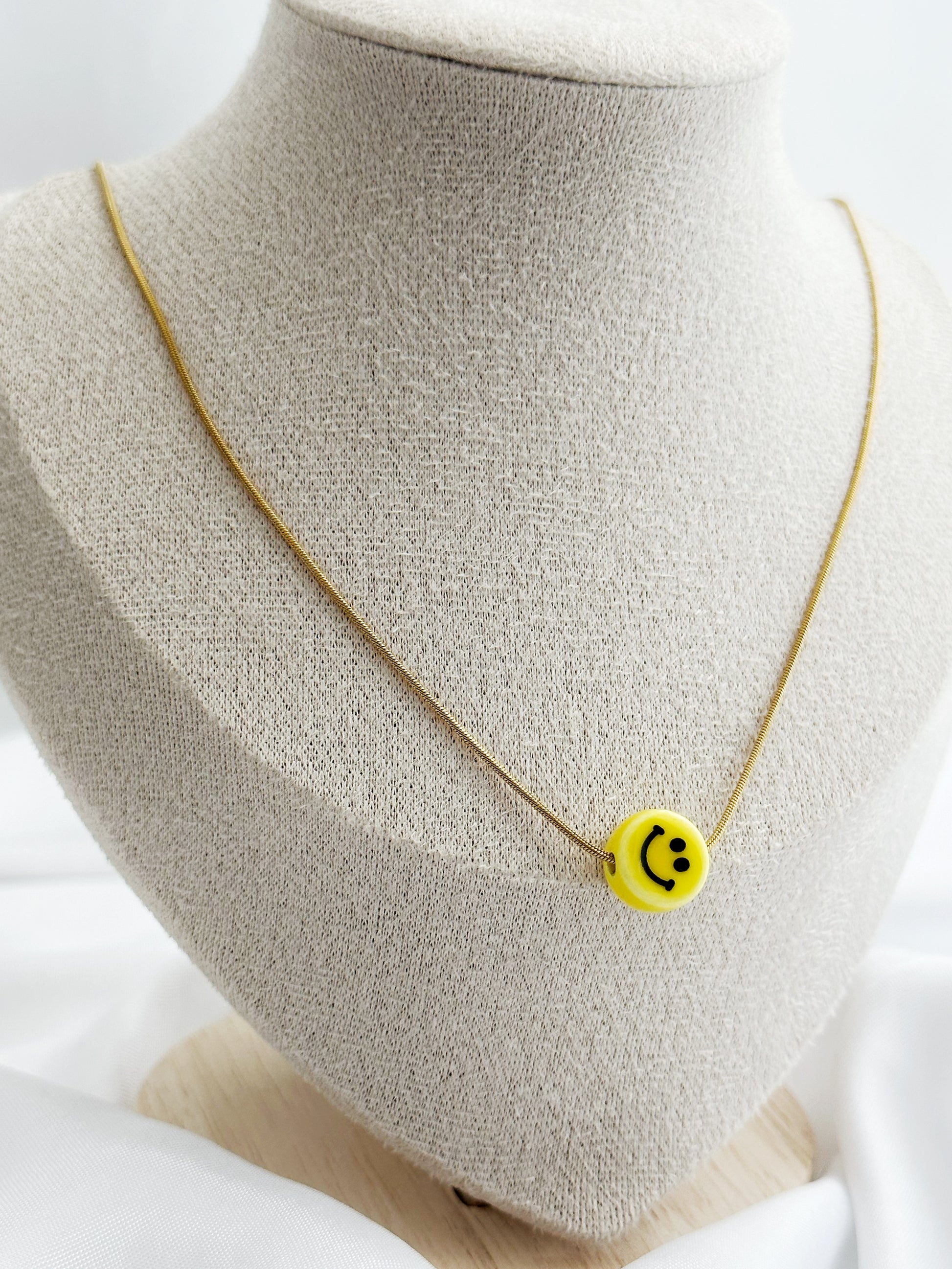 Goldene Edelstahlkette mit rundem, gelbem Smiley-Anhänger – 50 cm lang, sommerlich und verspielt, smiley kette