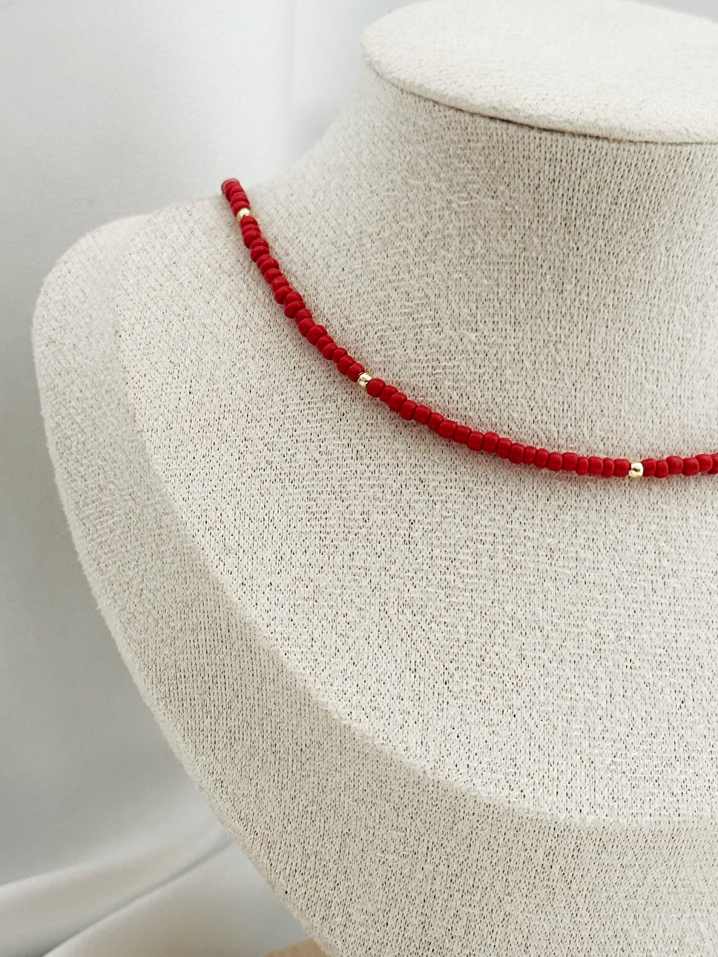 Ruby Gold Pearl Kette – Rote Perlenkette mit goldenen Akzenten | Elegante Halskette Damen