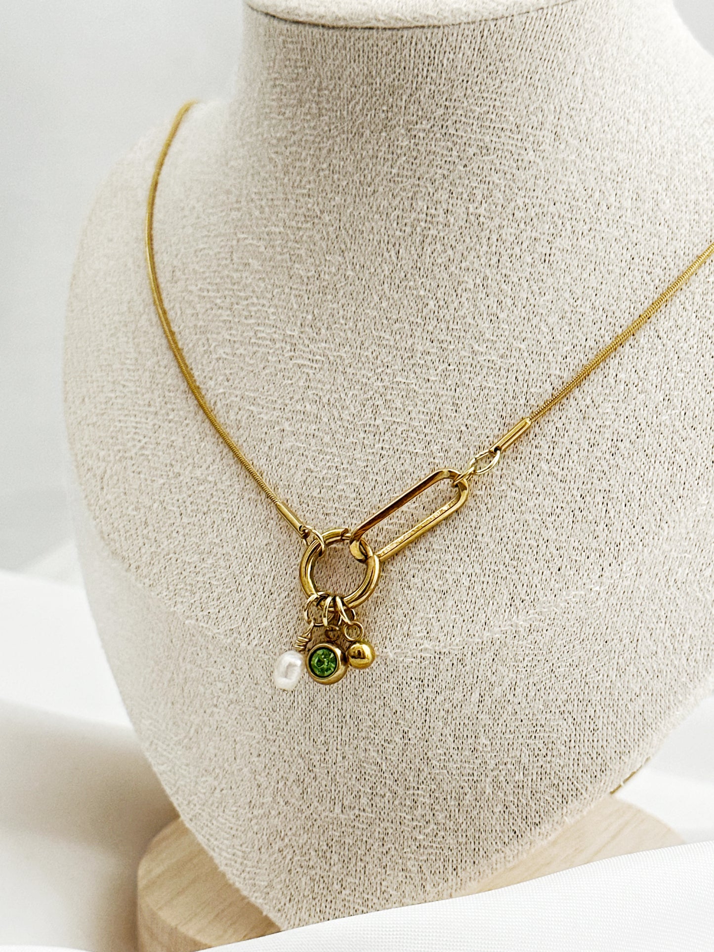 Goldene Edelstahlkette mit Charm-Anhängern – Perle, grüner Zirkonia & Kugel, 50 cm lang