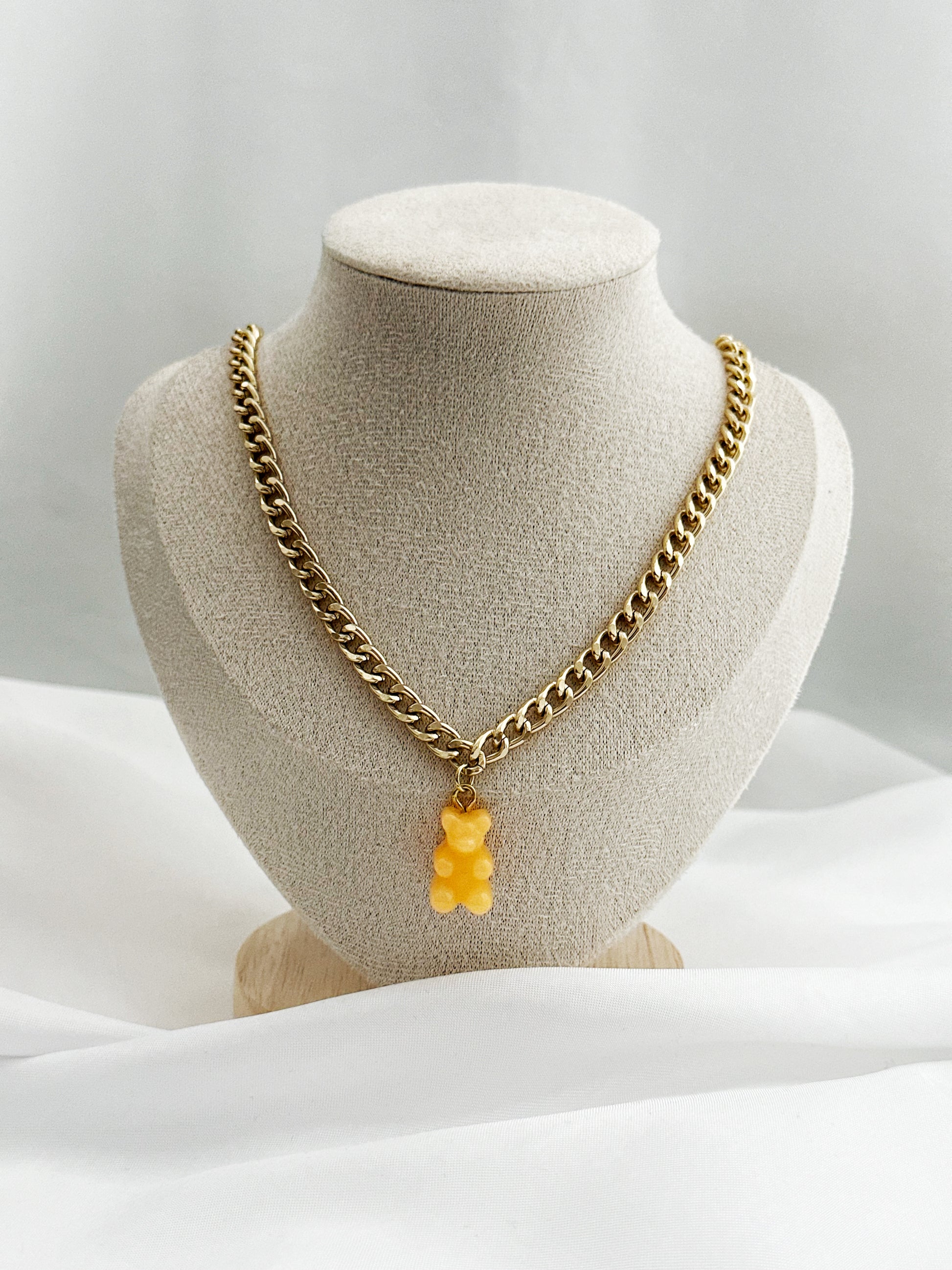 Goldfarbene Panzerkette mit lila Gummibärchen-Anhänger, 4 mm breit