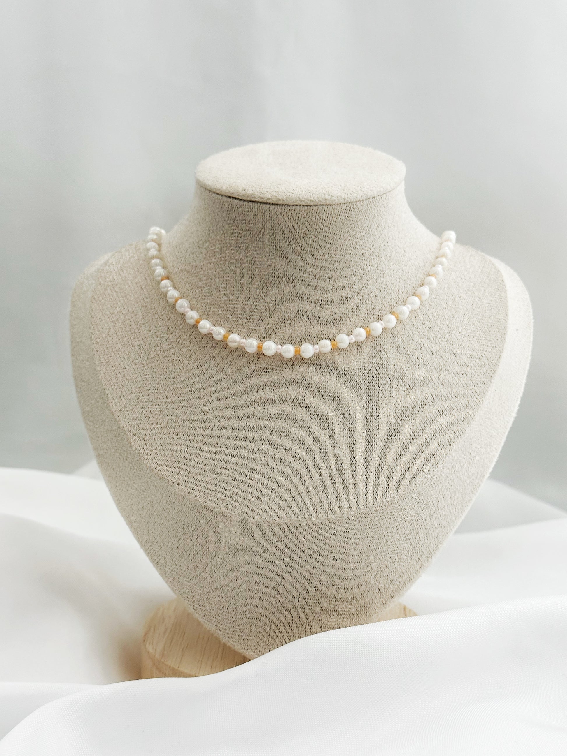 Zarte Perlenkette aus runden Perlmuttsteinen mit kleinen Perlen in Orange und Rosa – 40 + 5 cm lang