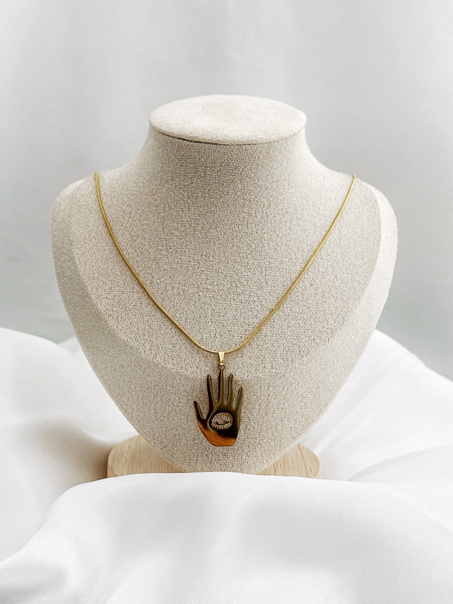 Goldene Edelstahlkette mit Hand-Anhänger und Auge in der Mitte – 50 cm lang, auffälliger Statement-Look