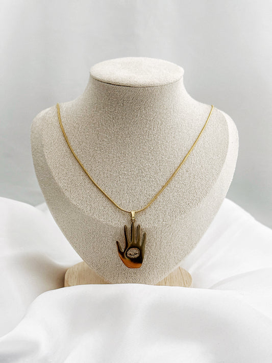Goldene Edelstahlkette mit Hand-Anhänger und Auge in der Mitte – 50 cm lang, auffälliger Statement-Look