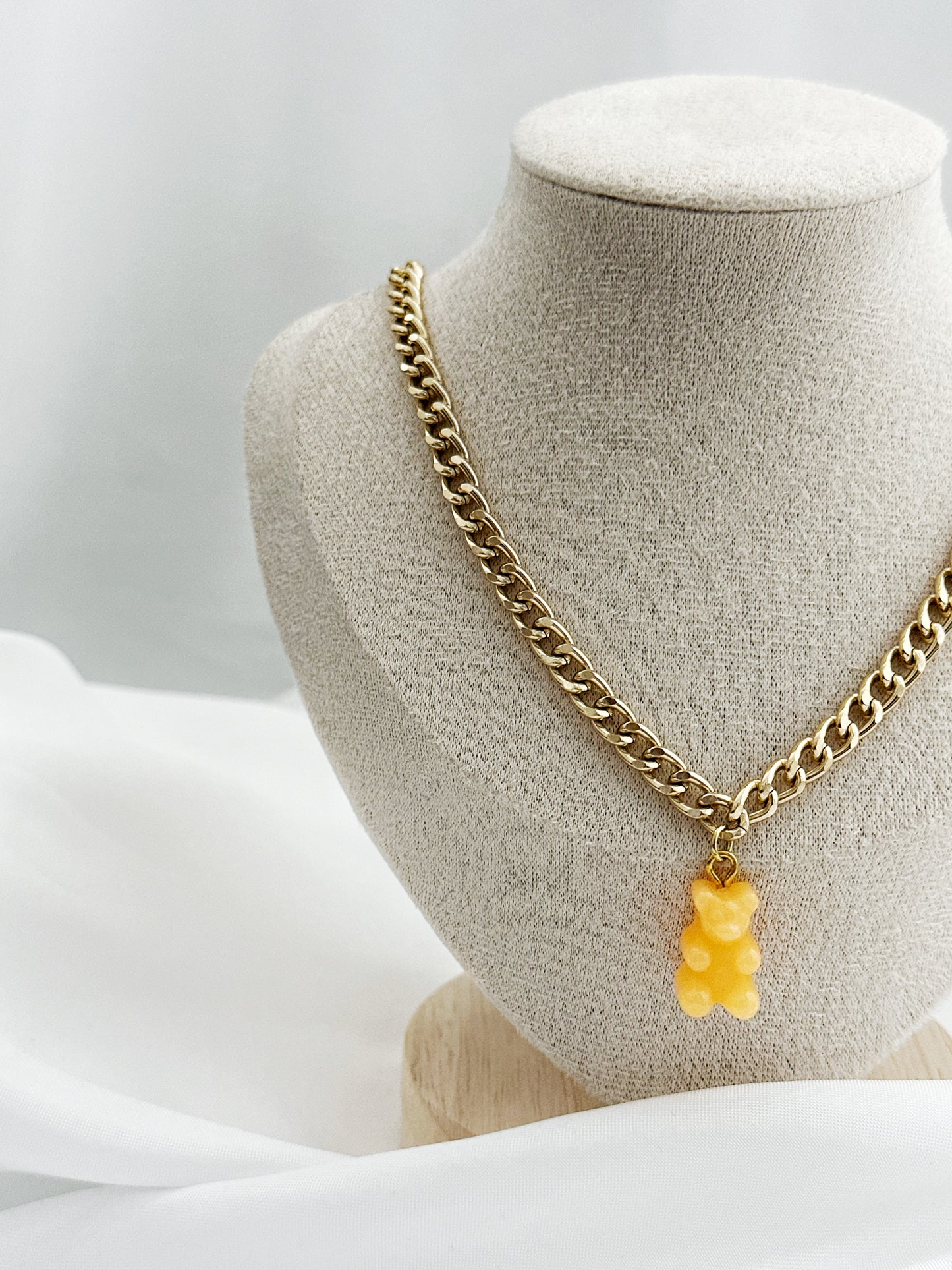 Goldfarbene Panzerkette mit lila Gummibärchen-Anhänger, 4 mm breit