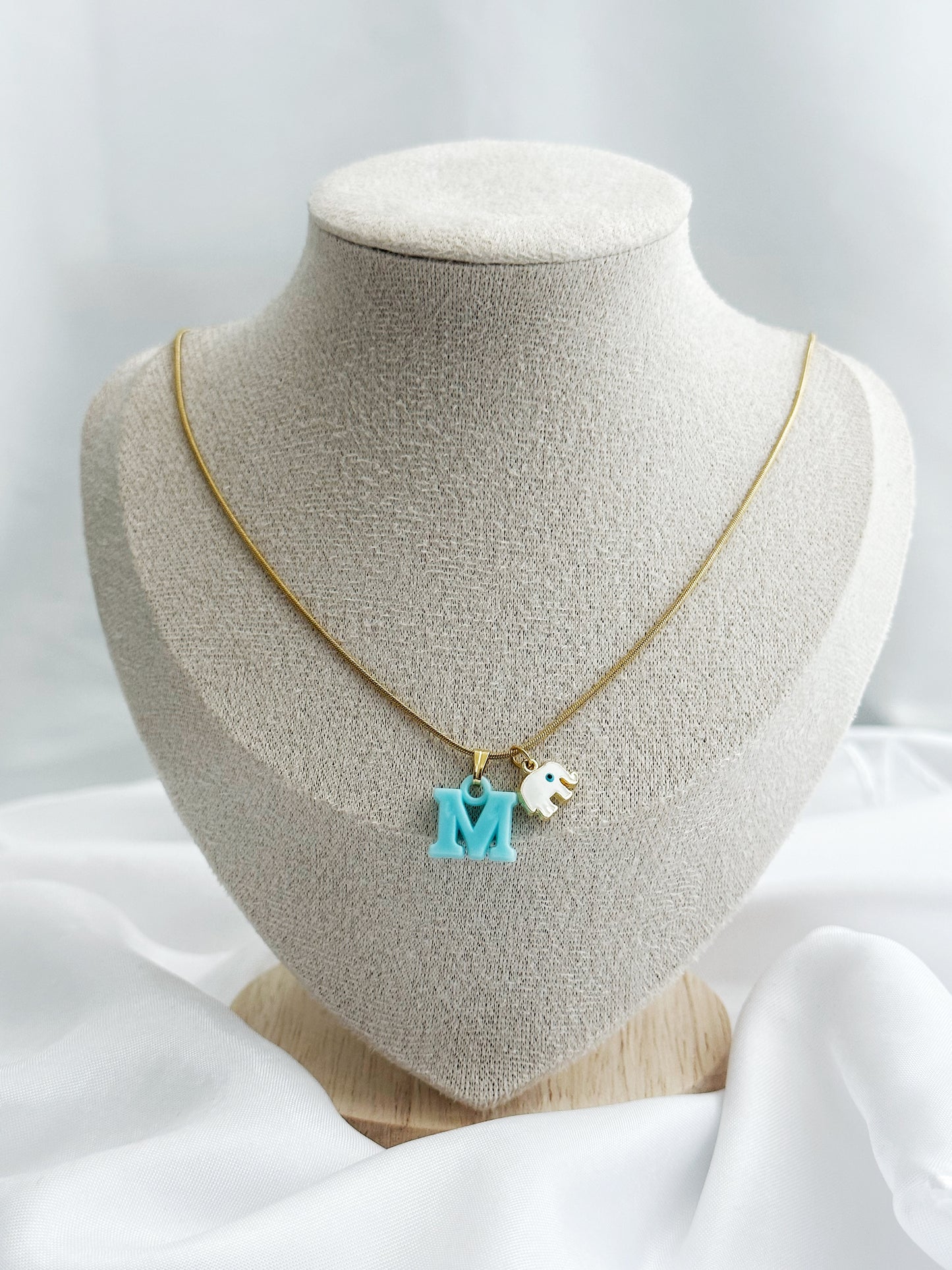 Goldene Edelstahlkette mit personalisiertem Buchstaben in Pastellfarben und optionalem Anhänger: Evil Eye oder Elefant – 50 cm lang