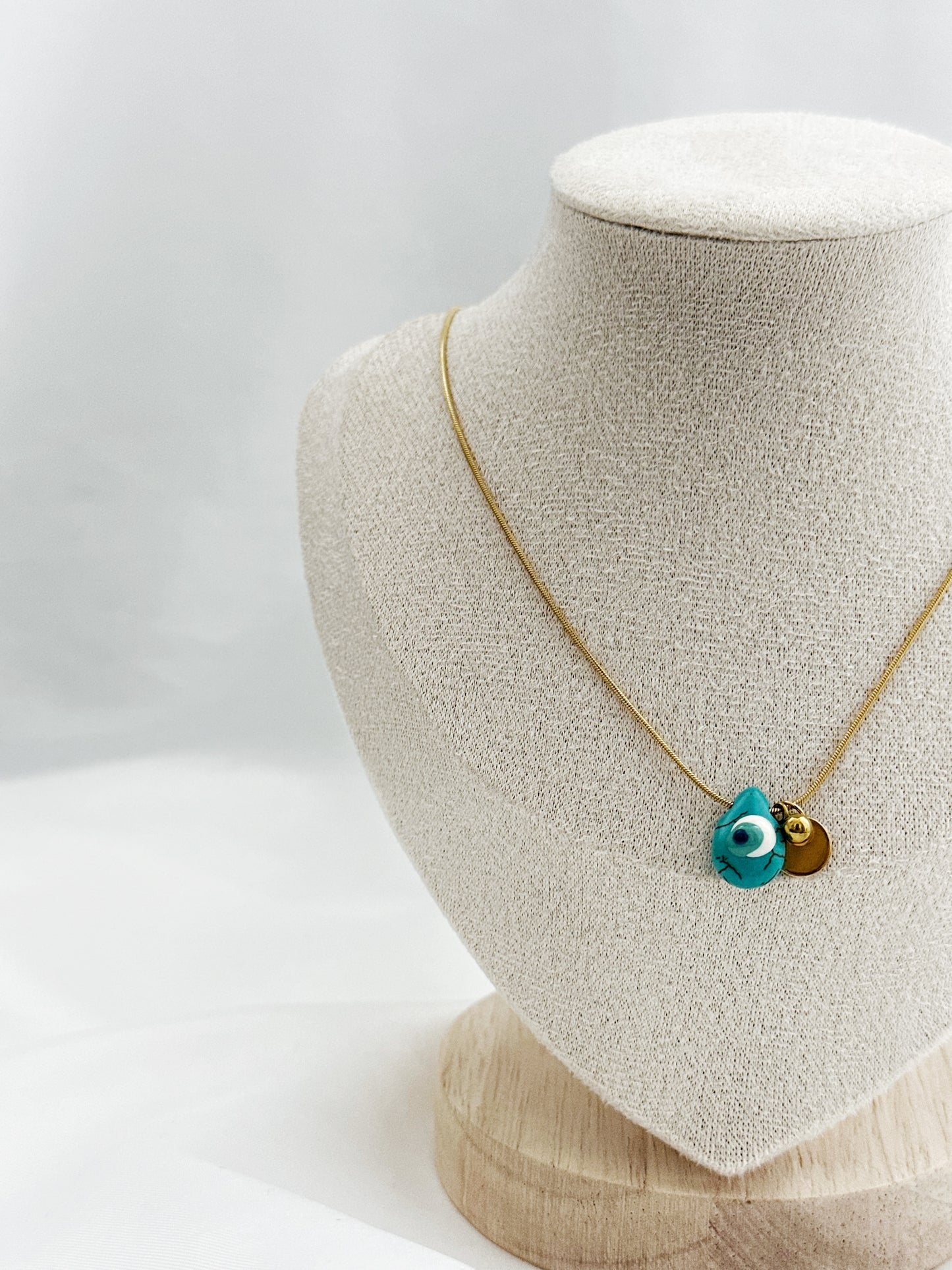 Goldene Edelstahlkette mit tropfenförmigem Türkisstein, Nazar Auge, Kugel- und Plättchenanhänger – 50 cm lang, eleganter Schutzschmuck