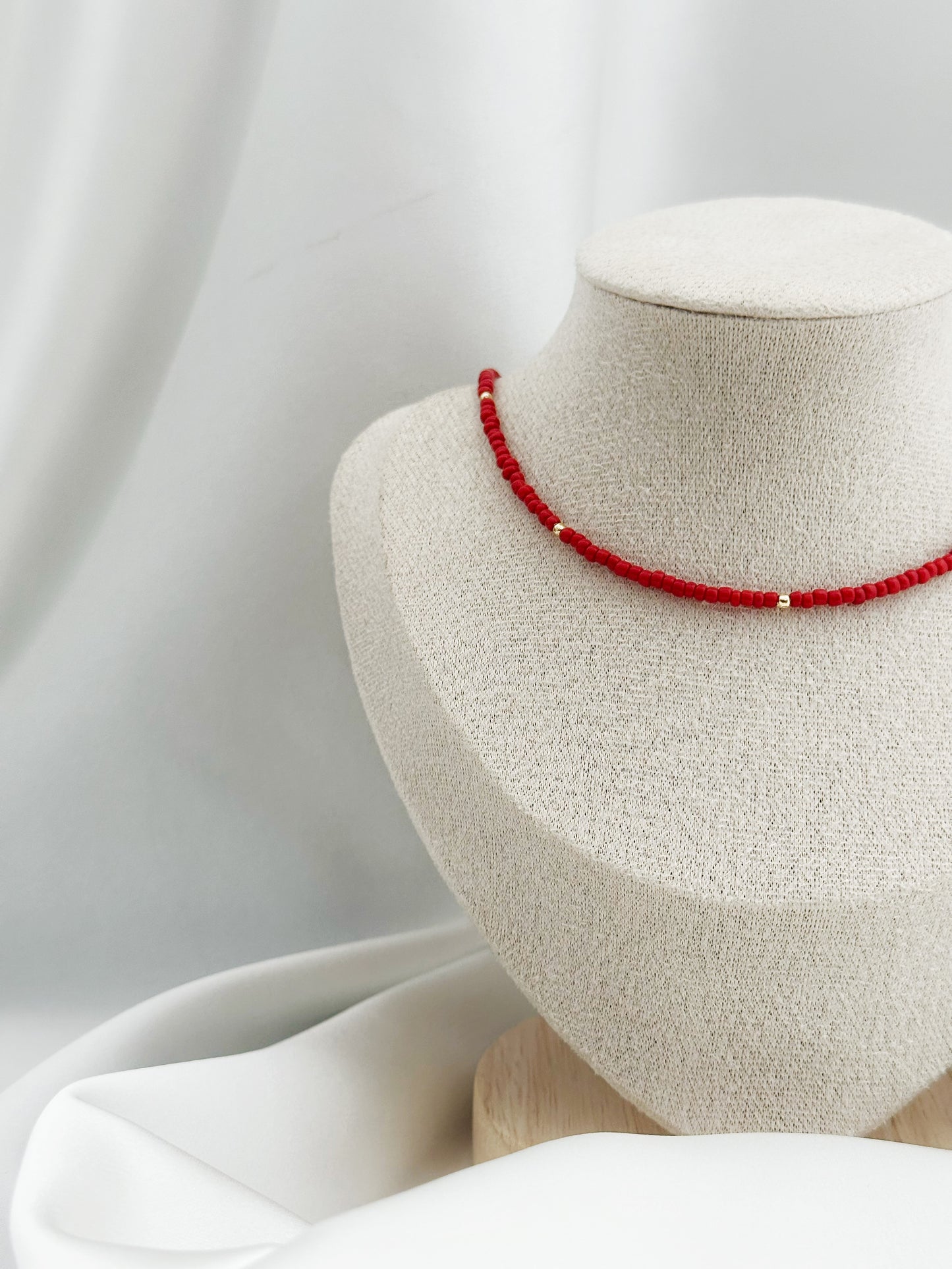 Ruby Gold Pearl Kette – Rote Perlenkette mit goldenen Akzenten | Elegante Halskette Damen