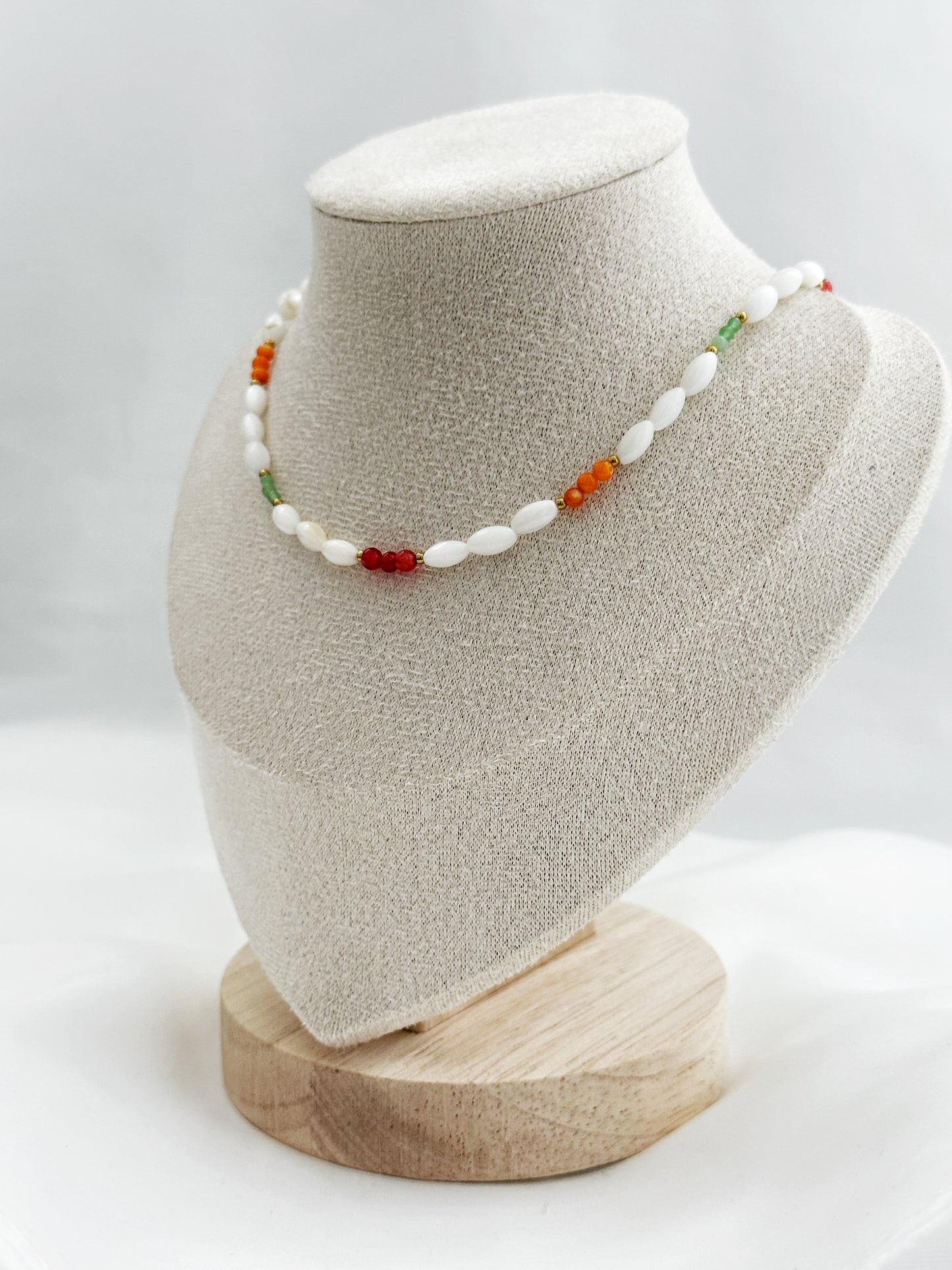 Edelsteinkette aus ovalem Perlmutt mit runden Aventurin- und Korallensteinen, goldene Akzente – 40 + 5 cm, natürlicher Boho-Stil