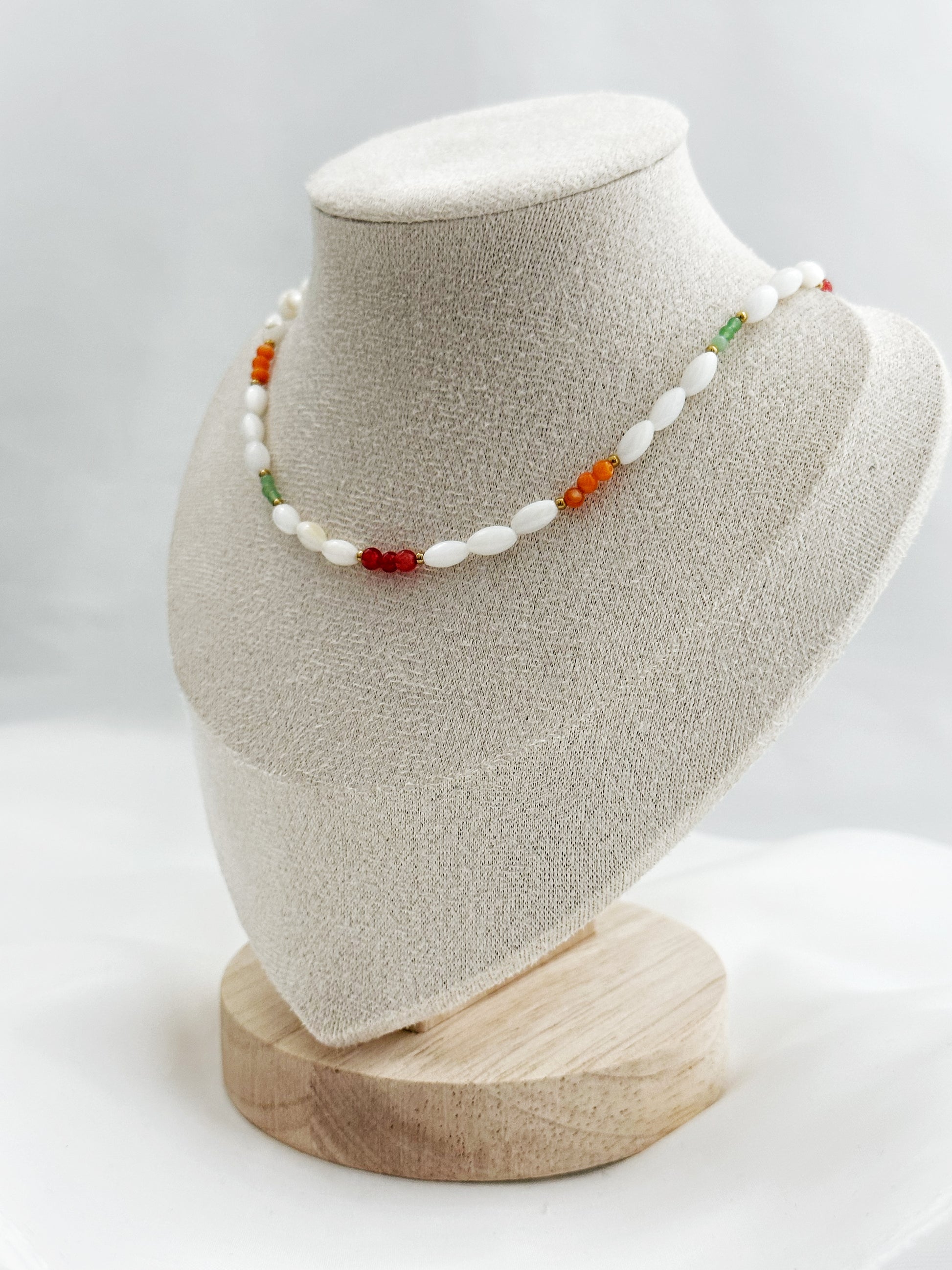 Edelsteinkette aus ovalem Perlmutt mit runden Aventurin- und Korallensteinen, goldene Akzente – 40 + 5 cm, natürlicher Boho-Stil