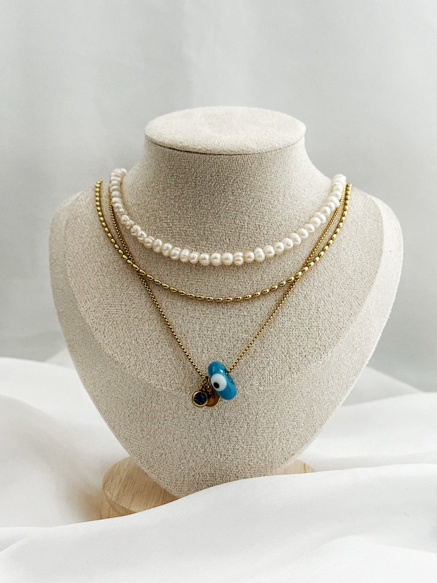 3-teiliges Schmuckset mit goldener Kette, Nazar-Auge-Anhänger und Perlenkette – wählbar mit Süßwasserperlen oder Aventurin-Korallen-Mix.