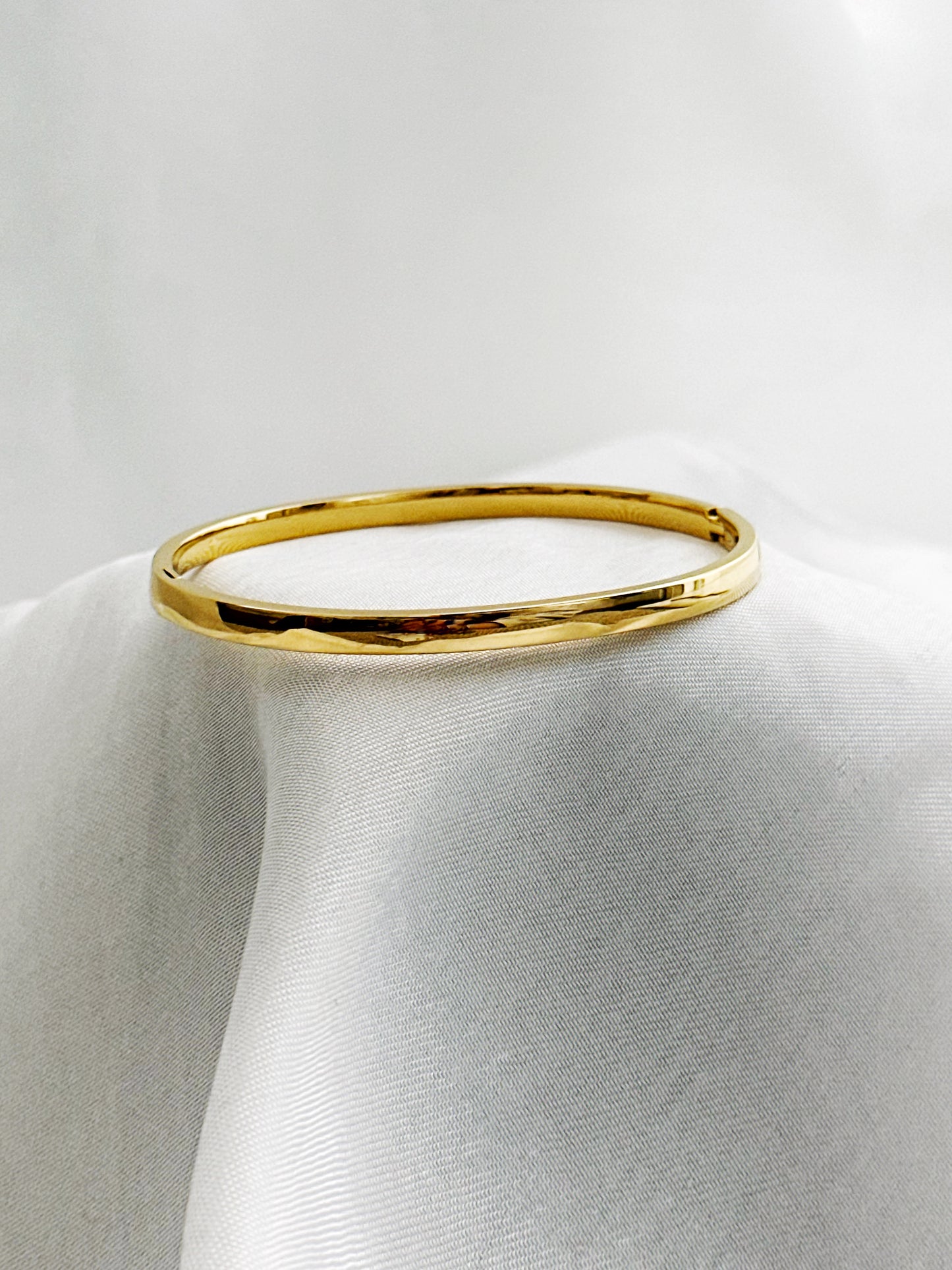 Êclat – Edelstahl Armreif Gold Schlicht – Bangle Armband Wasserfest Damen