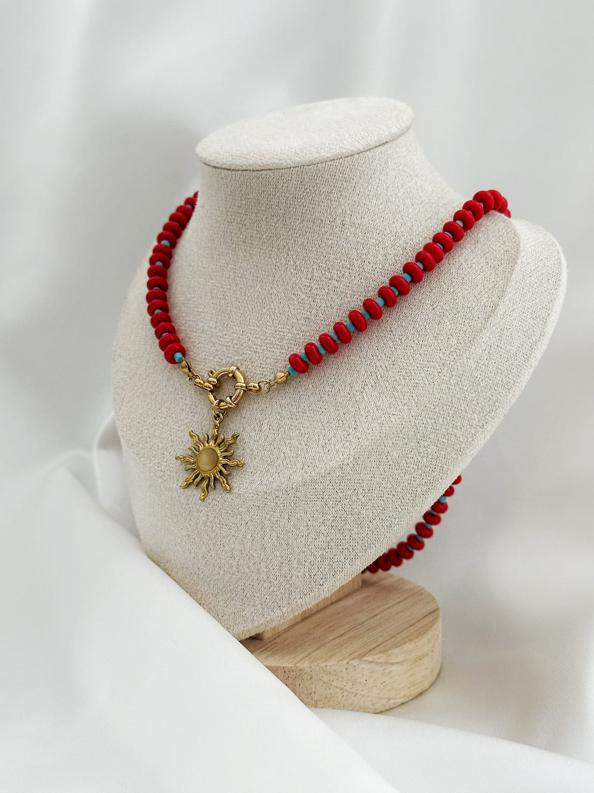 Rote und türkise Perlenkette mit Sonnenanhänger – Statement Kette