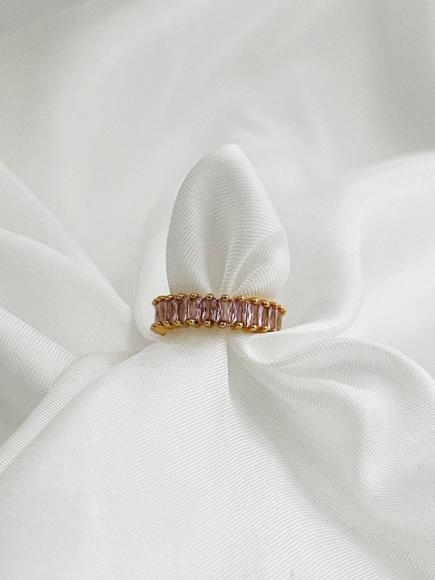 Verstellbarer Ring aus goldfarbenem Edelstahl mit funkelnden rosa Kristallen