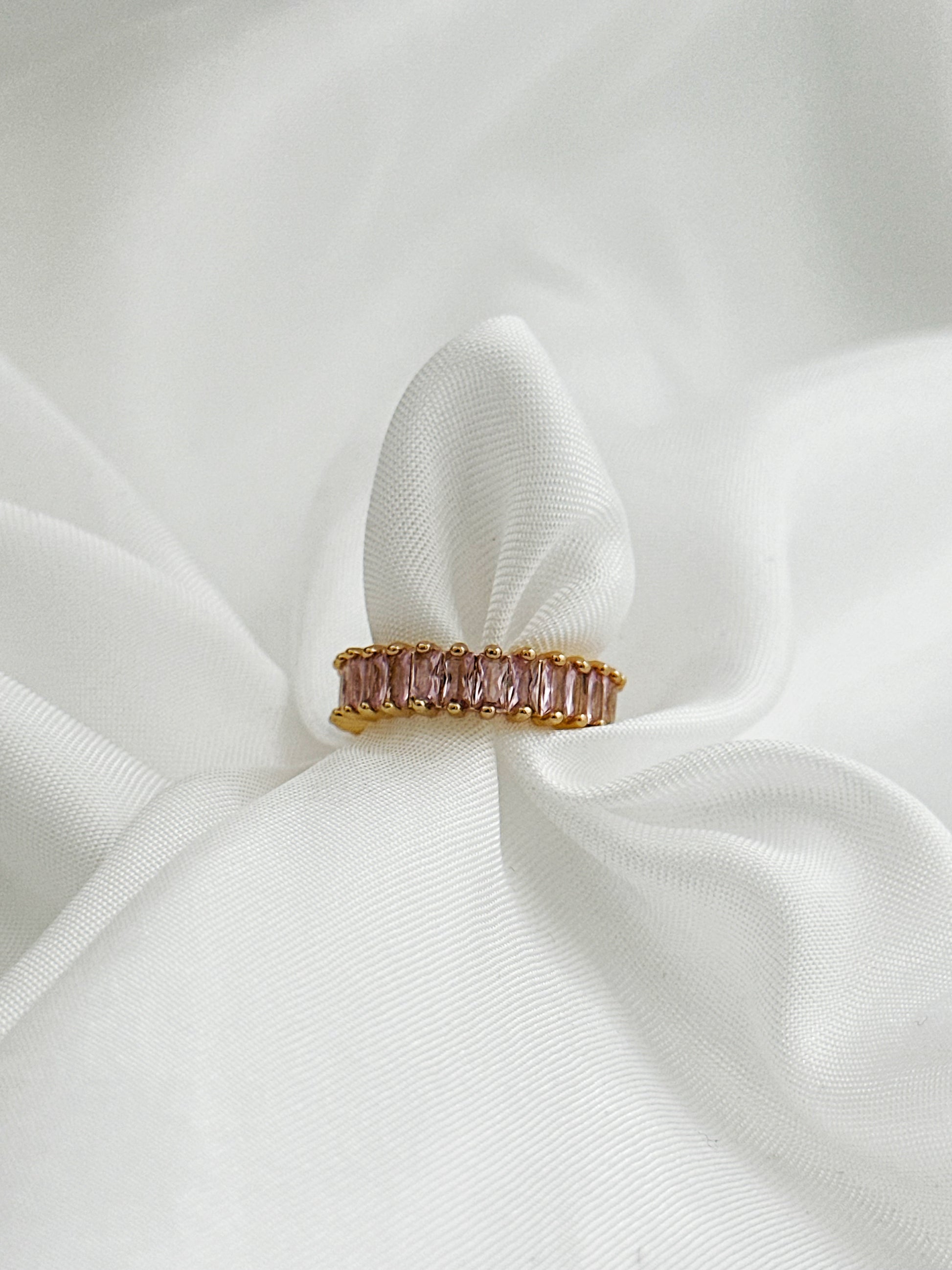 Verstellbarer Ring aus goldfarbenem Edelstahl mit funkelnden rosa Kristallen