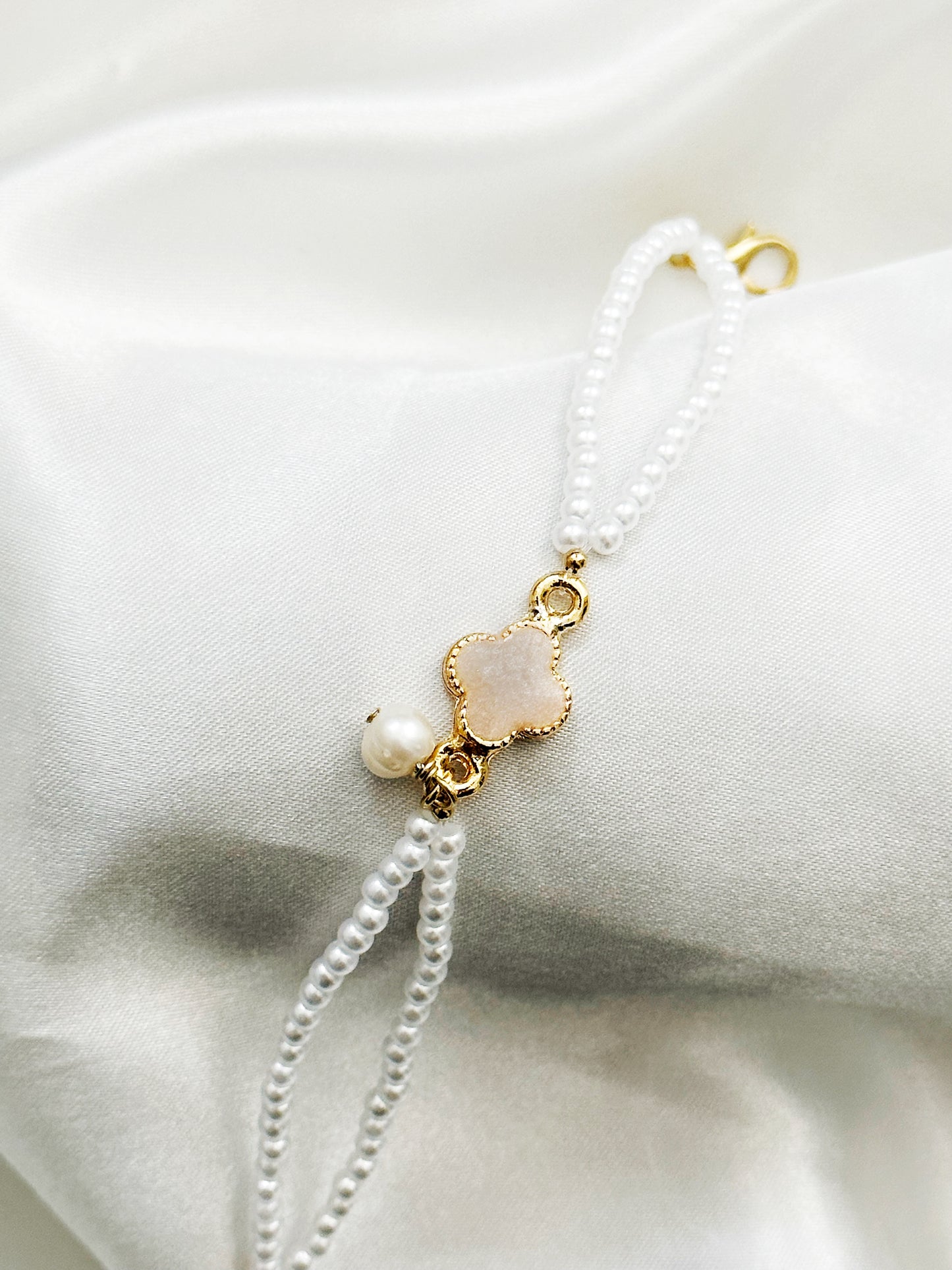 Perlenarmband mit rosa Kleeblatt & Perlenanhänger – Glücksarmband für Damen – Zart & Elegant