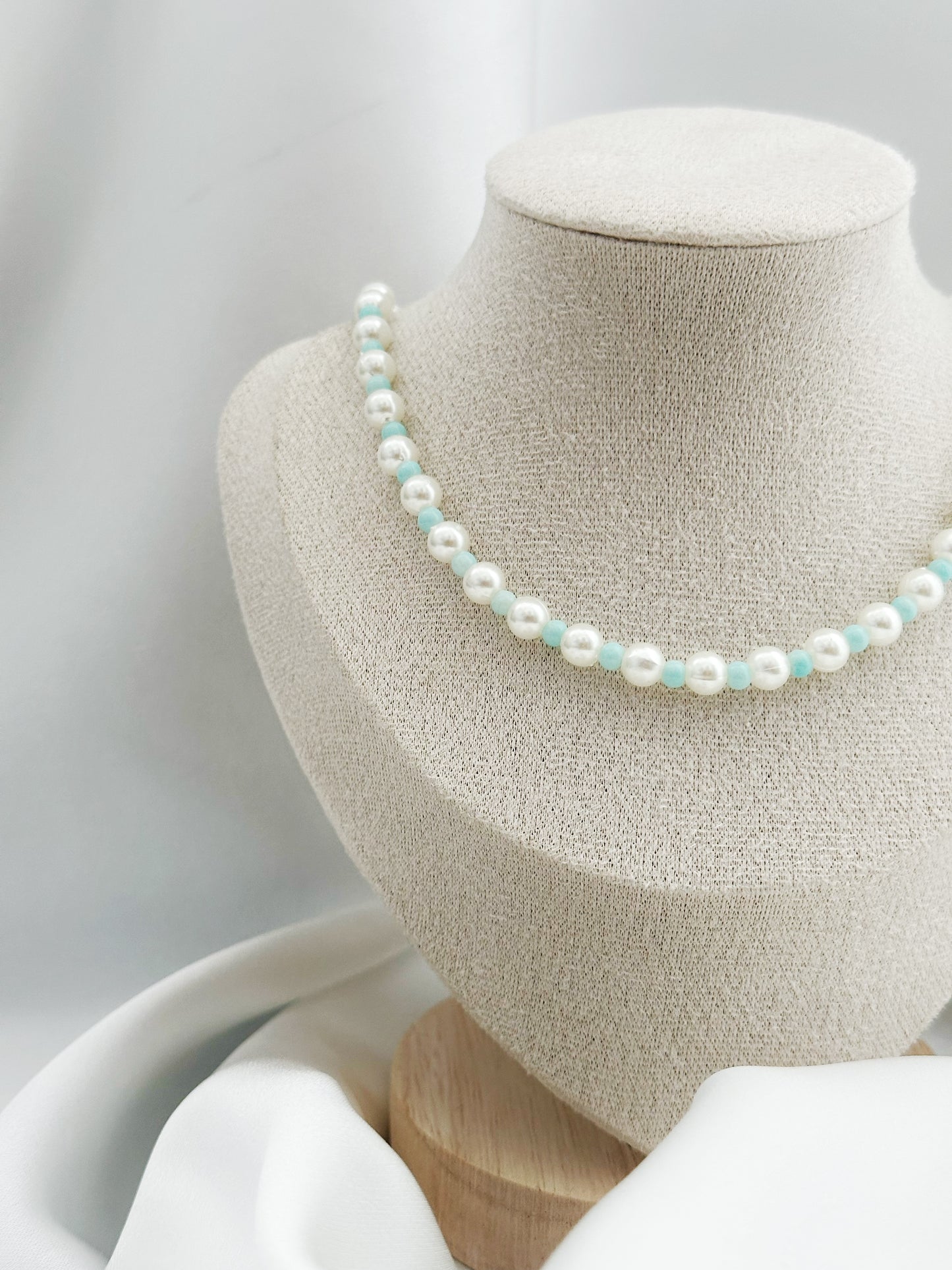 Ocean Pearl Kette – Weiße Perlenkette mit hellblauen Glasperlen | Elegante Halskette Damen