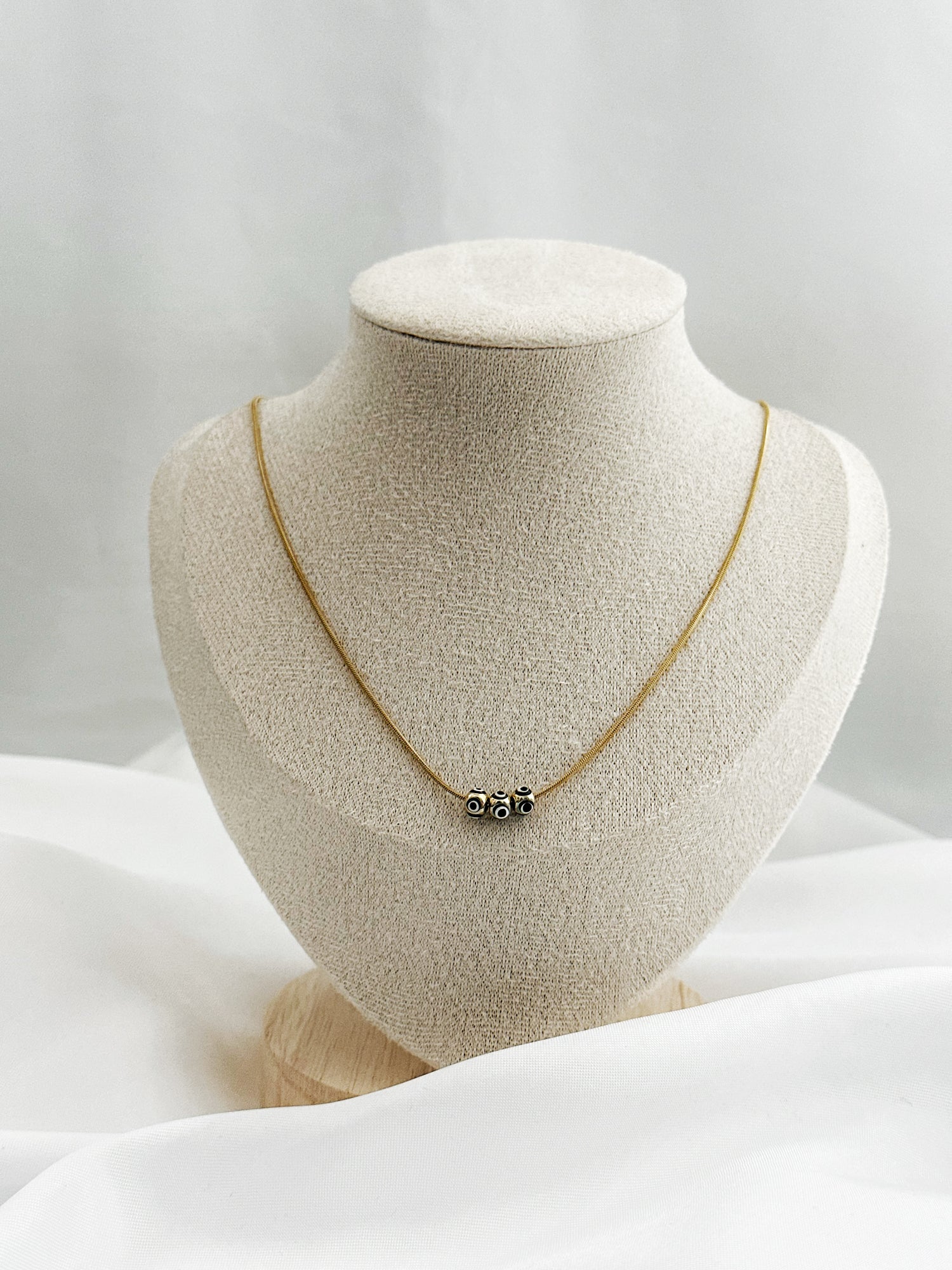 Goldene Edelstahlkette mit drei kleinen Nazar-Augen, fein und elegant, 50 cm Länge