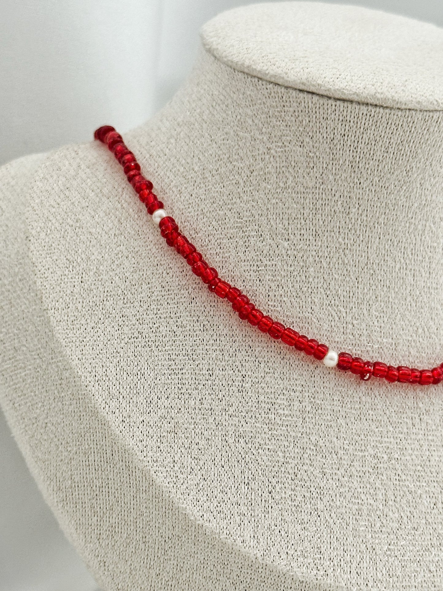 Red Pearl Love Kette – Rote Glasperlenkette mit weißen Akzenten | Choker Halskette Damen