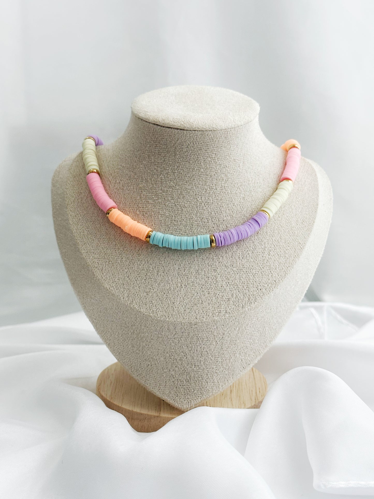 Perlenkette aus Fimo in zarten Pastellfarben mit goldfarbenen Scheibenperlen – 38 + 5 cm, sommerlich und verspielt