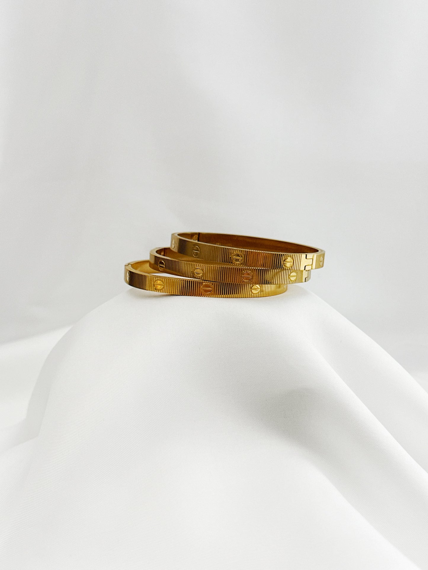 Cleo Bangle – Edelstahl Armreifen Mit Gravur – Handmade Jewelleery