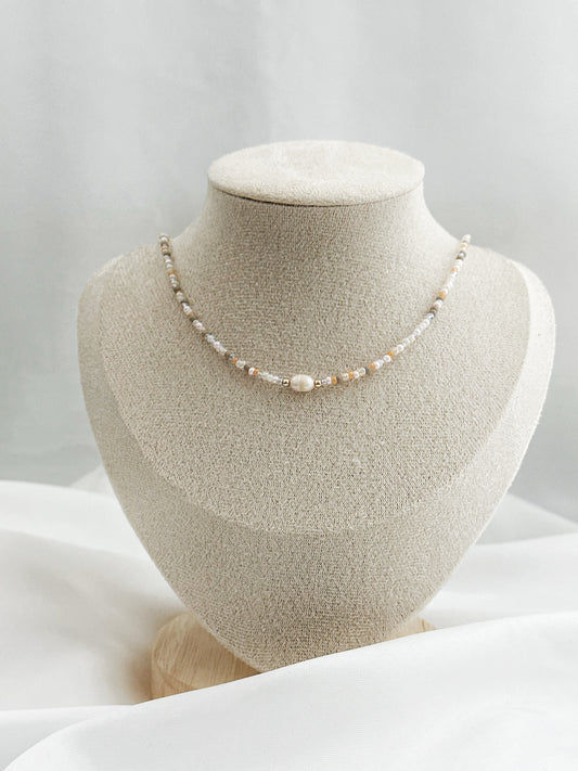 Zarte Perlenkette mit sanften bunten Perlen, zentraler Süßwasserperle und goldfarbenen Details, 40+5 cm lang