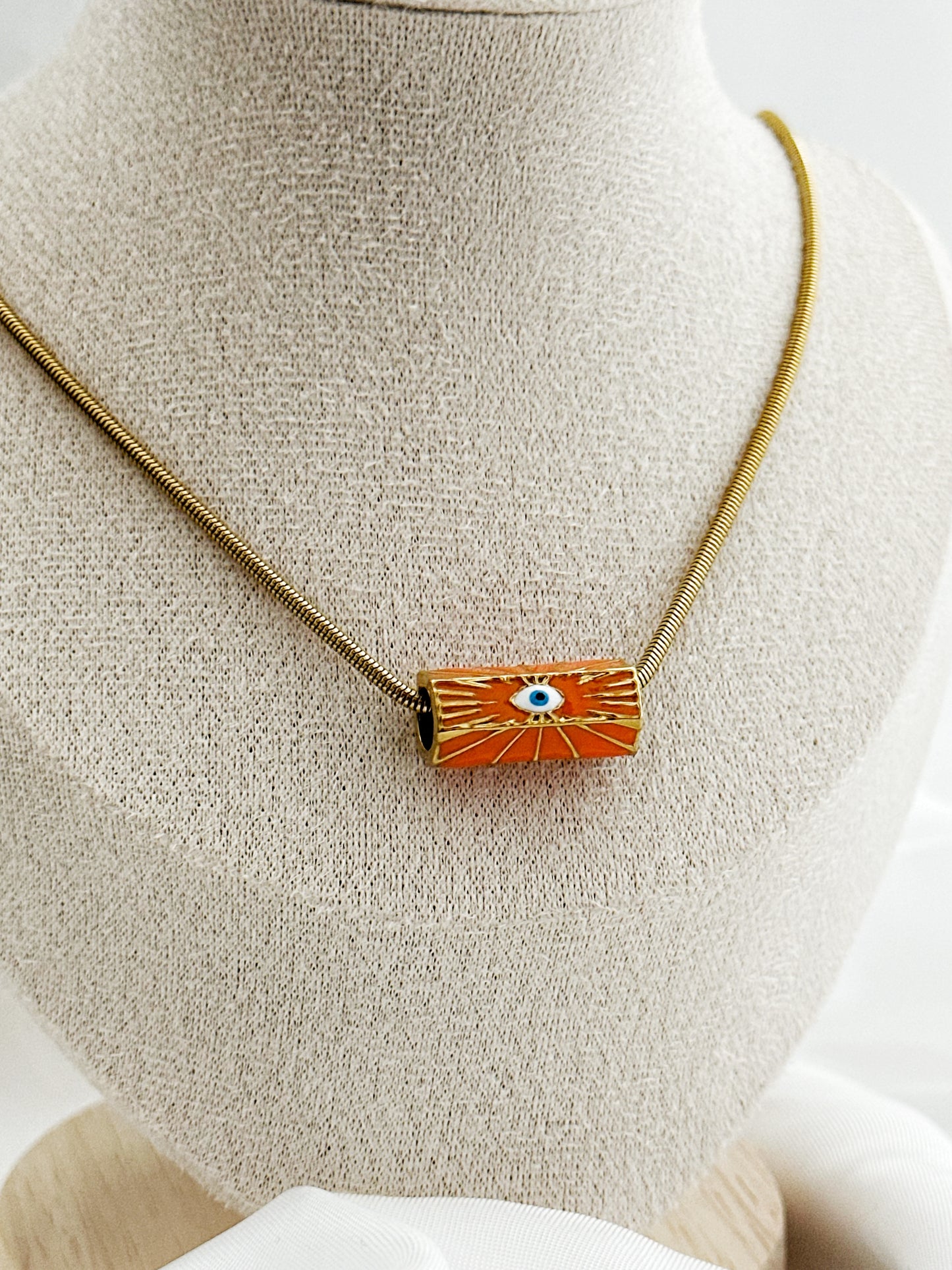 Golden Eye – Edelstahl-Schlangenkette mit orangefarbenem Eye-Catcher-Anhänger