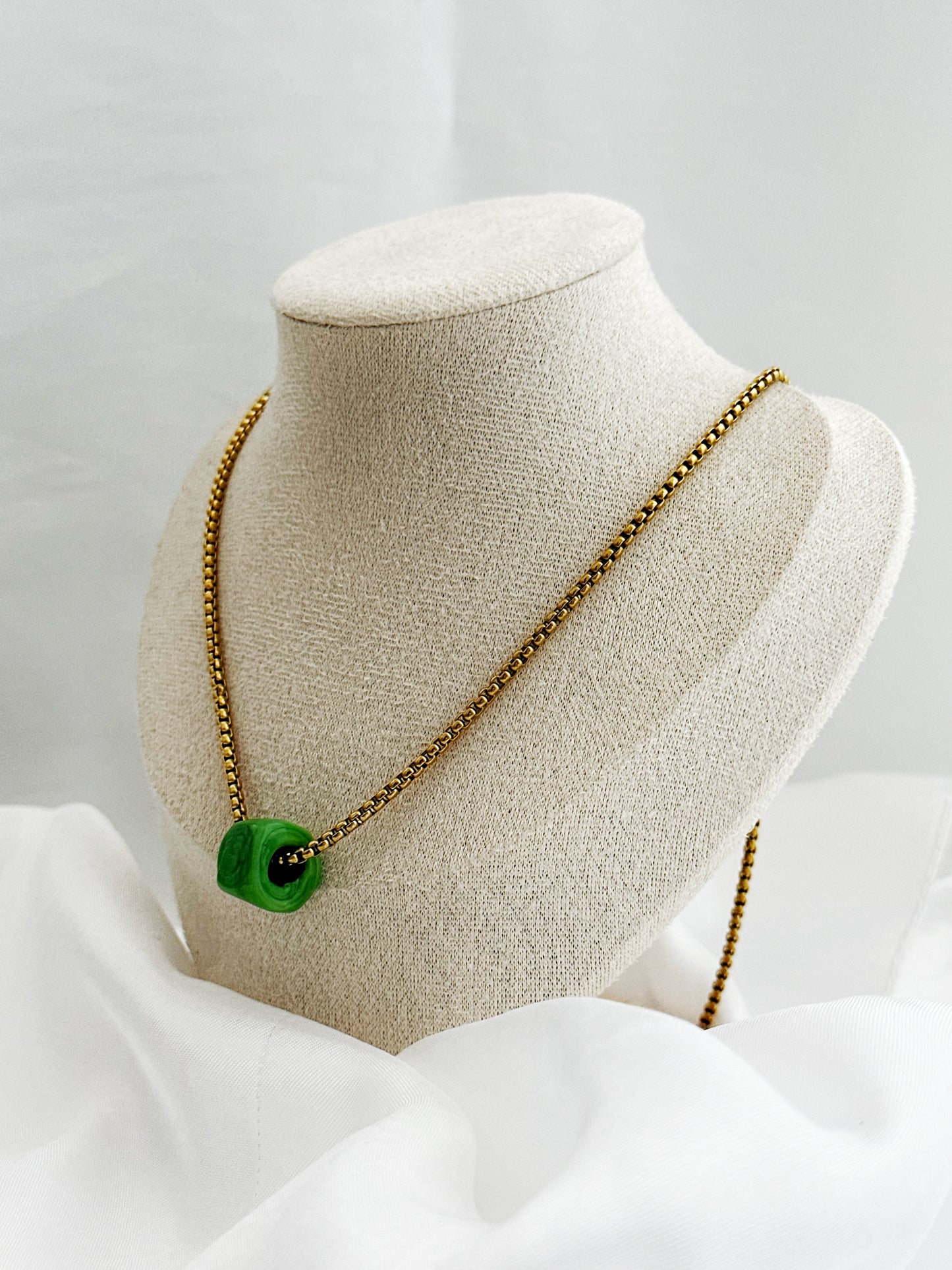 Emera – Minimalistische Kette mit grünem Glaswürfel