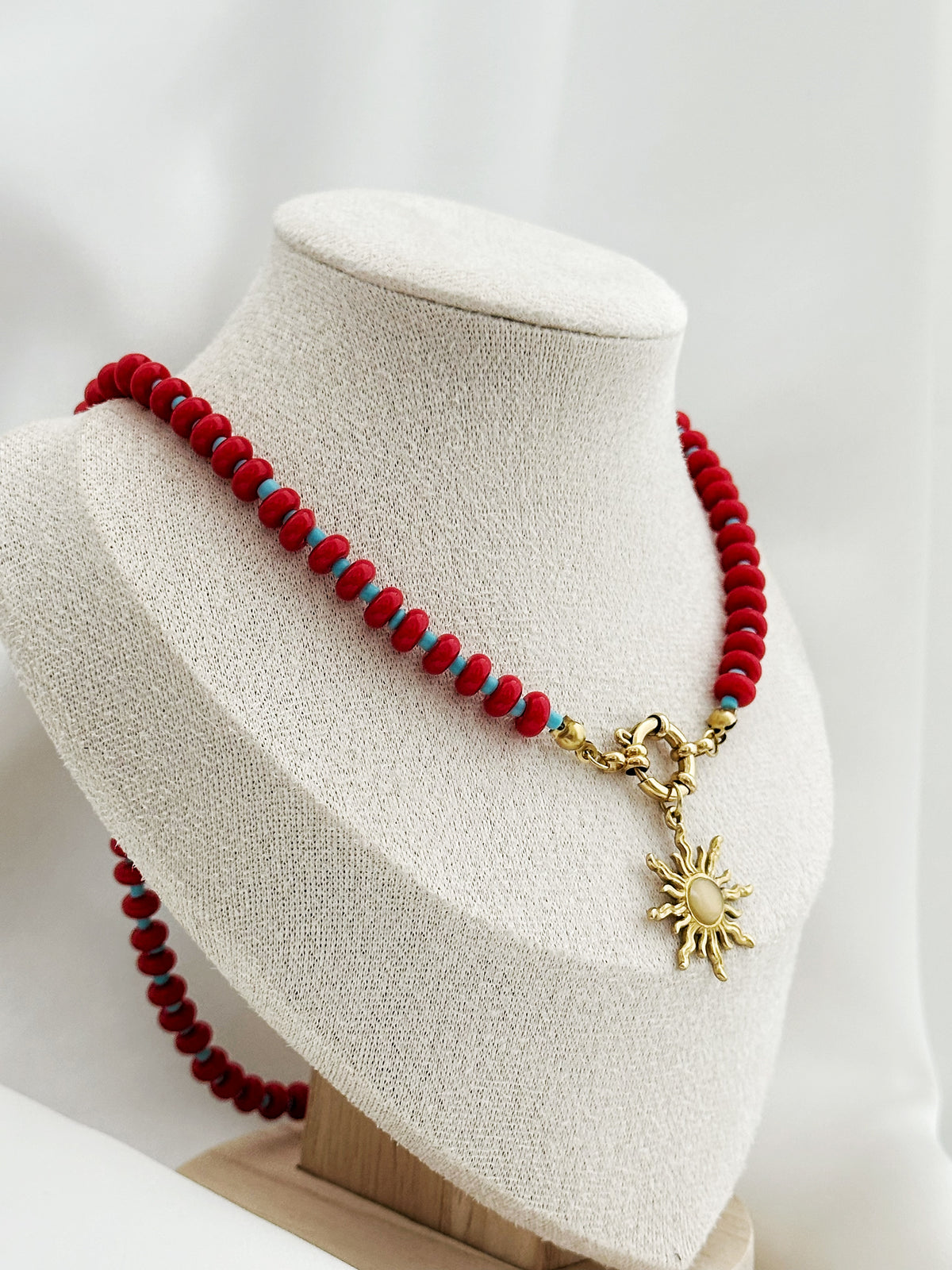 Rote und türkise Perlenkette mit Sonnenanhänger – Statement Kette