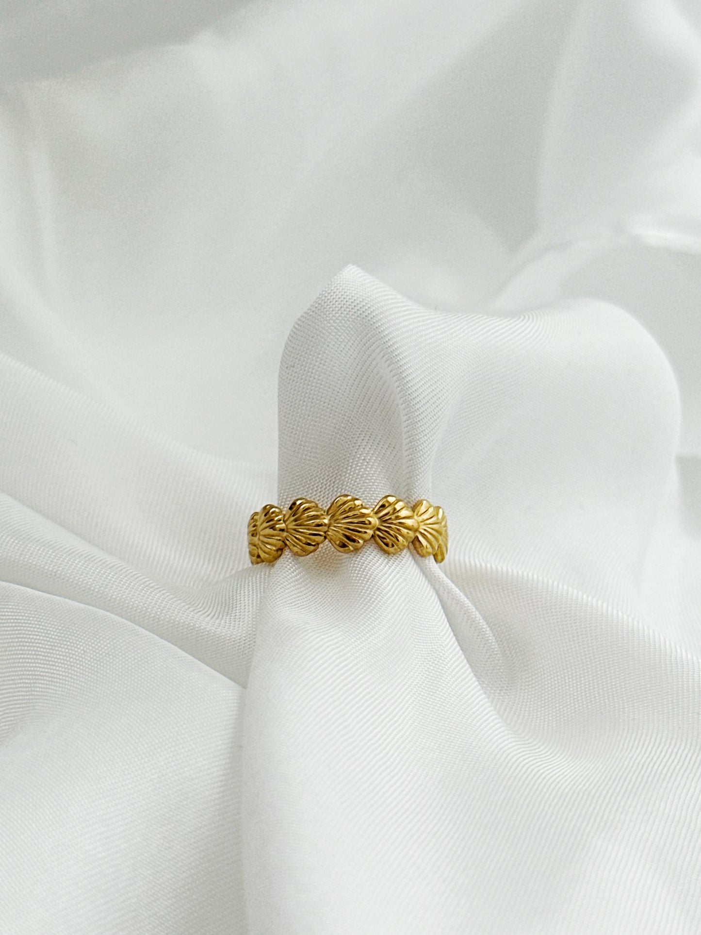 Verstellbarer goldfarbener Ring aus Edelstahl mit gestapeltem Muschel-Design – maritimer Statement-Schmuck