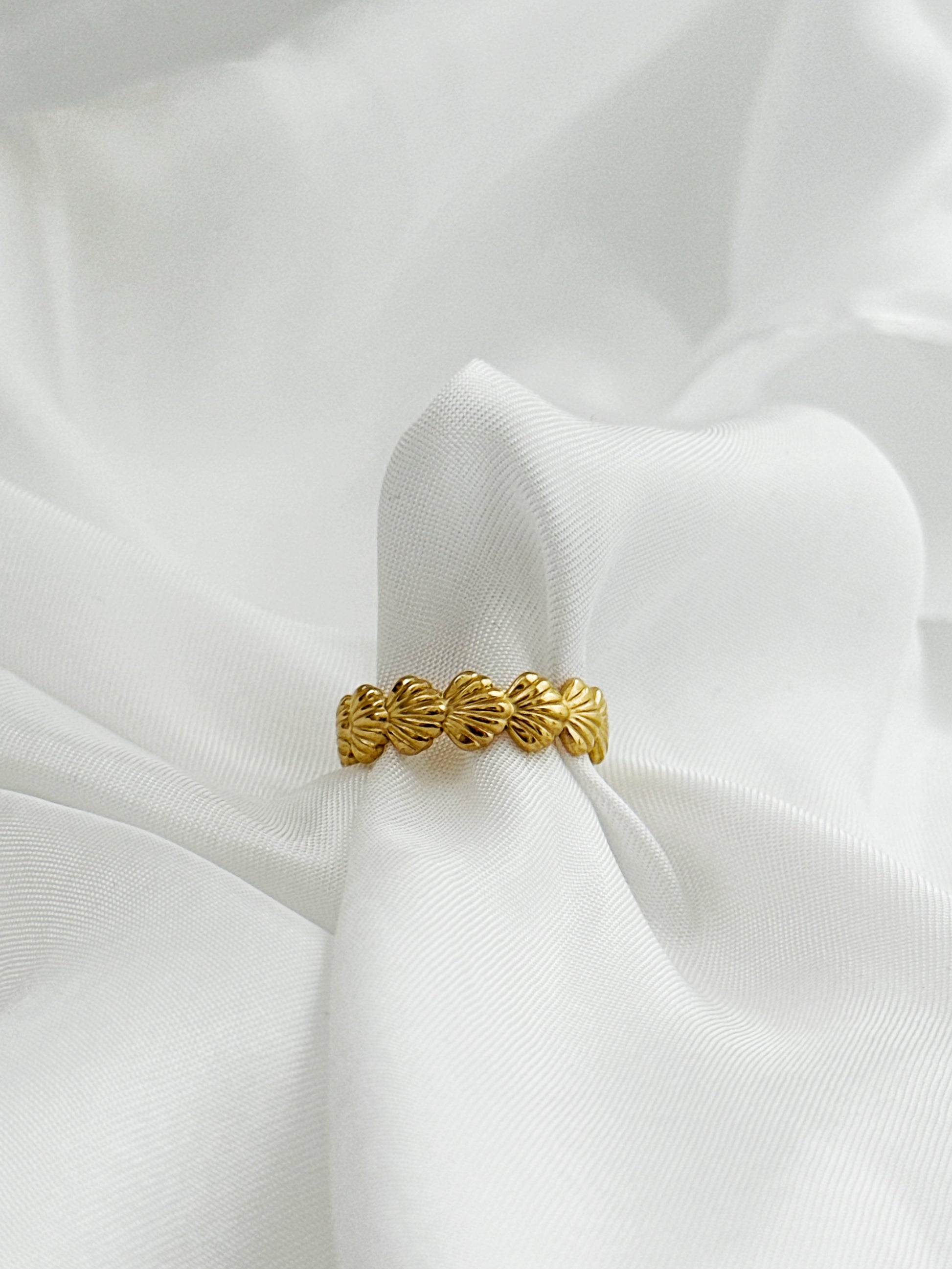 Verstellbarer goldfarbener Ring aus Edelstahl mit gestapeltem Muschel-Design – maritimer Statement-Schmuck