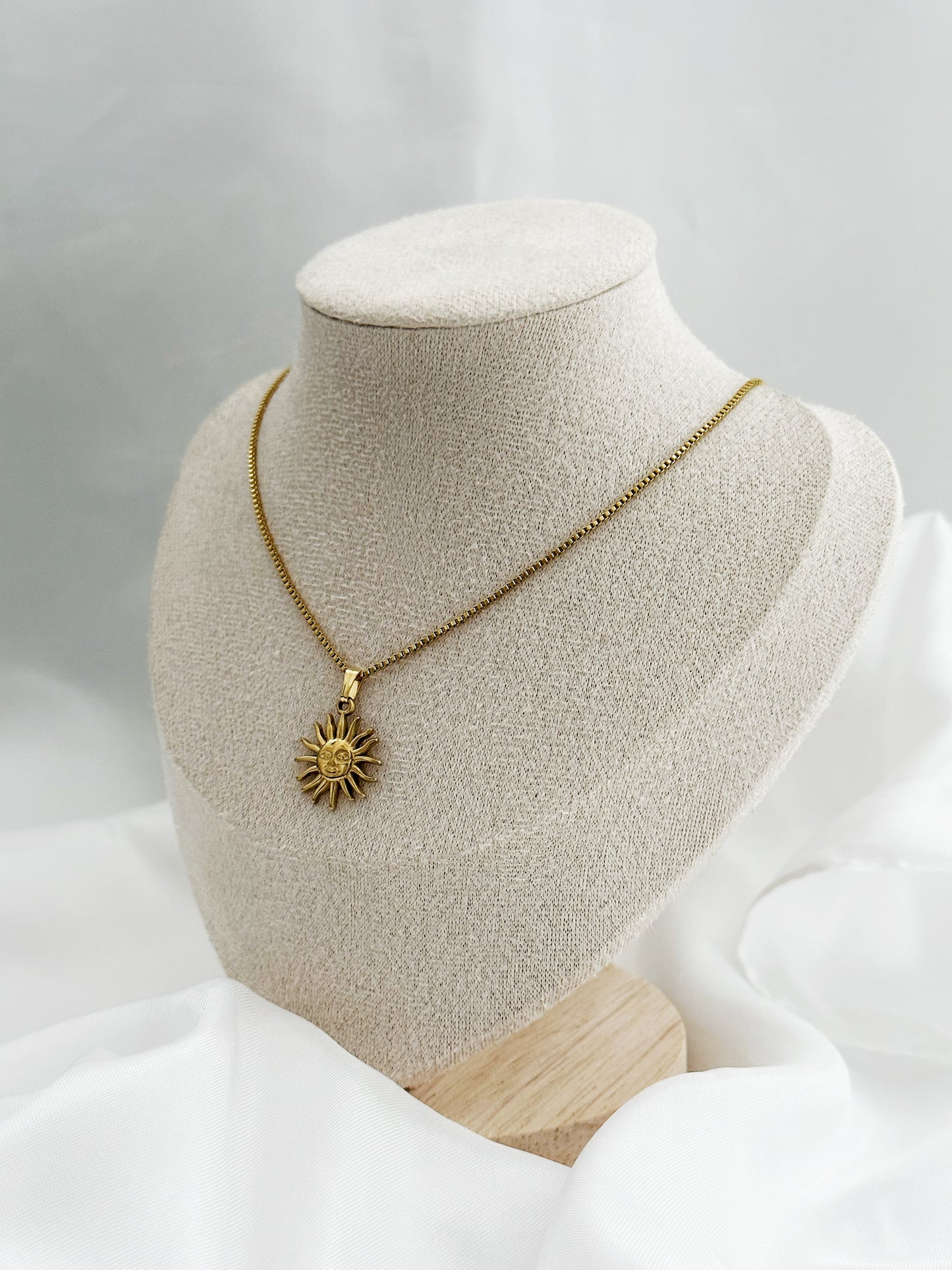 Sunshine – filigrane goldene Edelstahlkette mit rundem Sonnenanhänger und lachendem Gesicht, minimalistisch gestaltet 