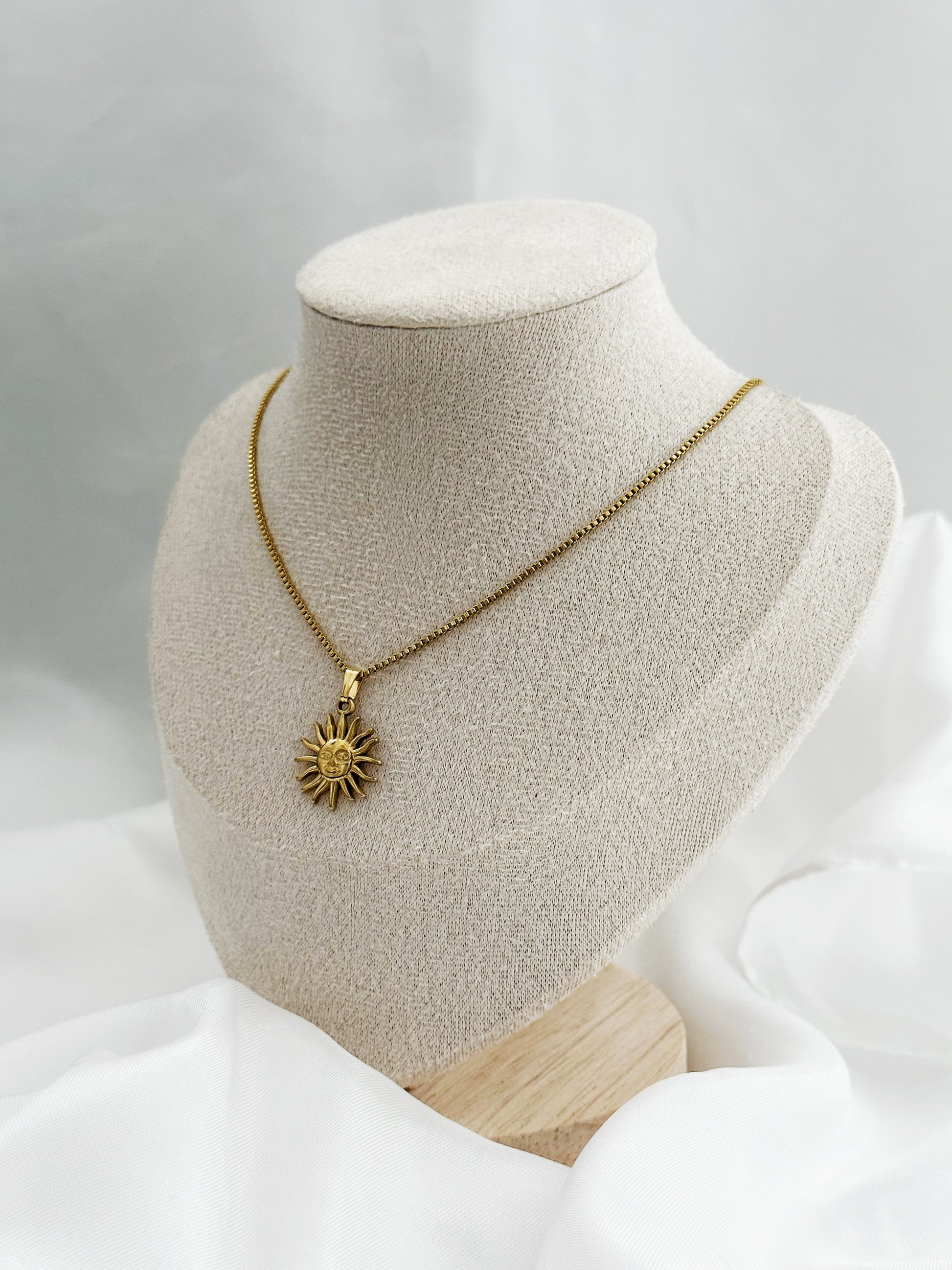 Sunshine – filigrane goldene Edelstahlkette mit rundem Sonnenanhänger und lachendem Gesicht, minimalistisch gestaltet 