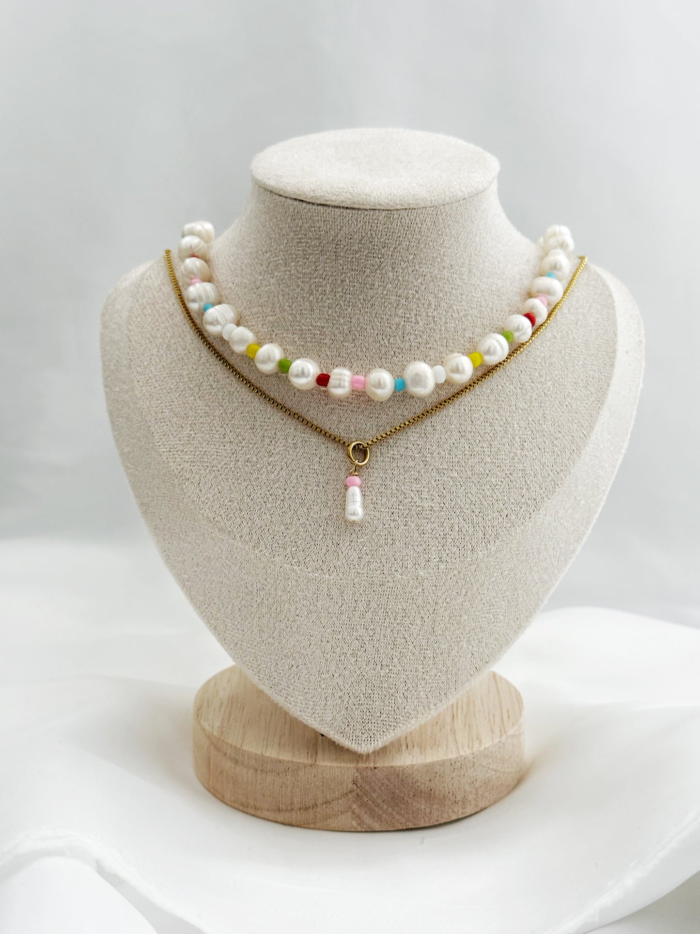 2er-Kettenset Pearl Pop: Goldene Edelstahlkette mit Perlenanhänger und pinker Perle, kombiniert mit Süßwasserperlenkette und bunten Akzentperlen 