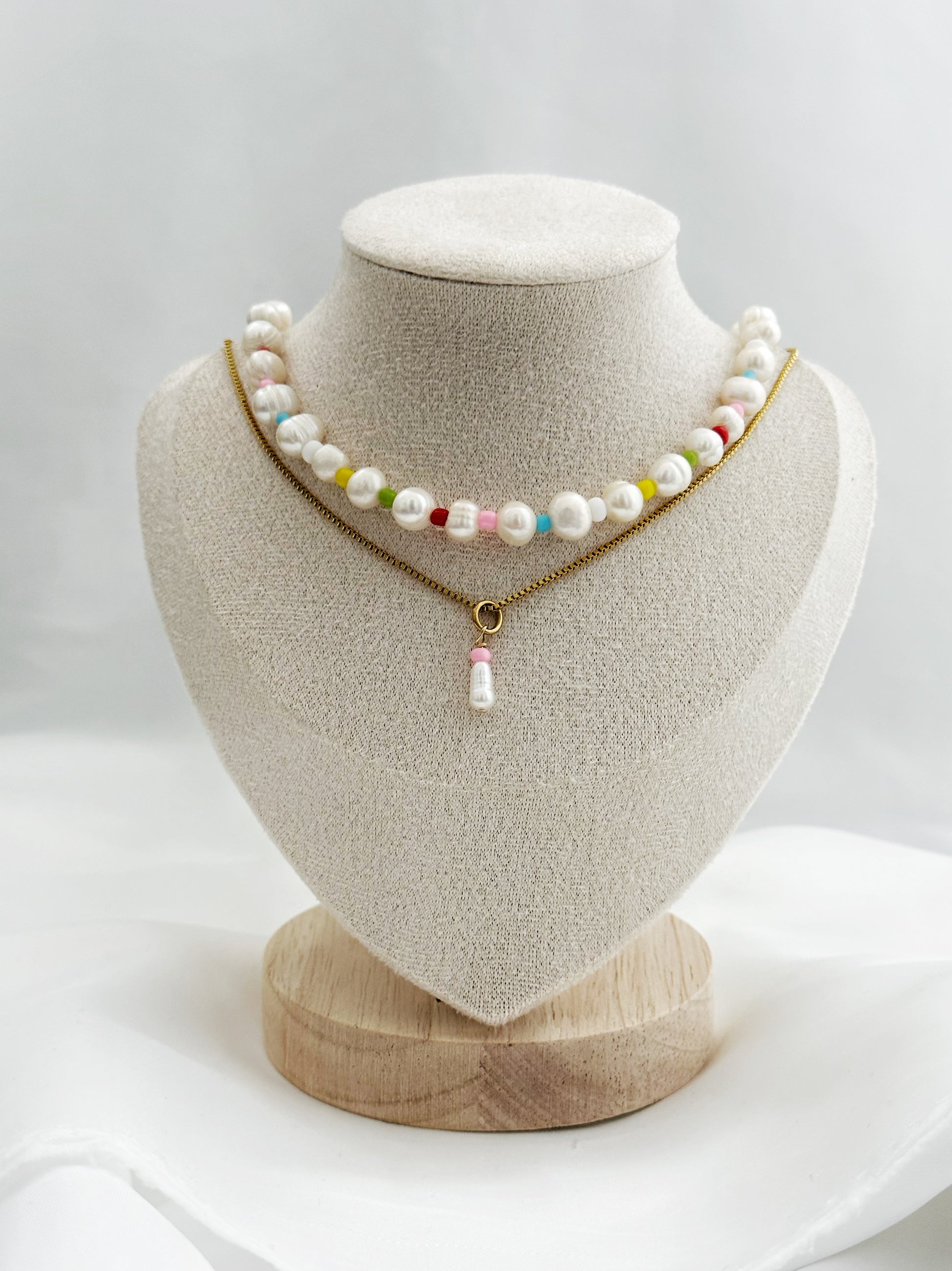 2er-Kettenset Pearl Pop: Goldene Edelstahlkette mit Perlenanhänger und pinker Perle, kombiniert mit Süßwasserperlenkette und bunten Akzentperlen 