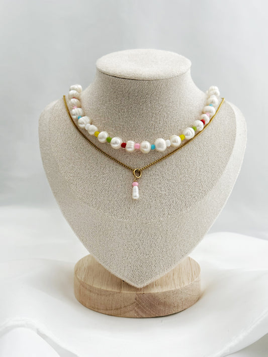 2er-Kettenset Pearl Pop: Goldene Edelstahlkette mit Perlenanhänger und pinker Perle, kombiniert mit Süßwasserperlenkette und bunten Akzentperlen 