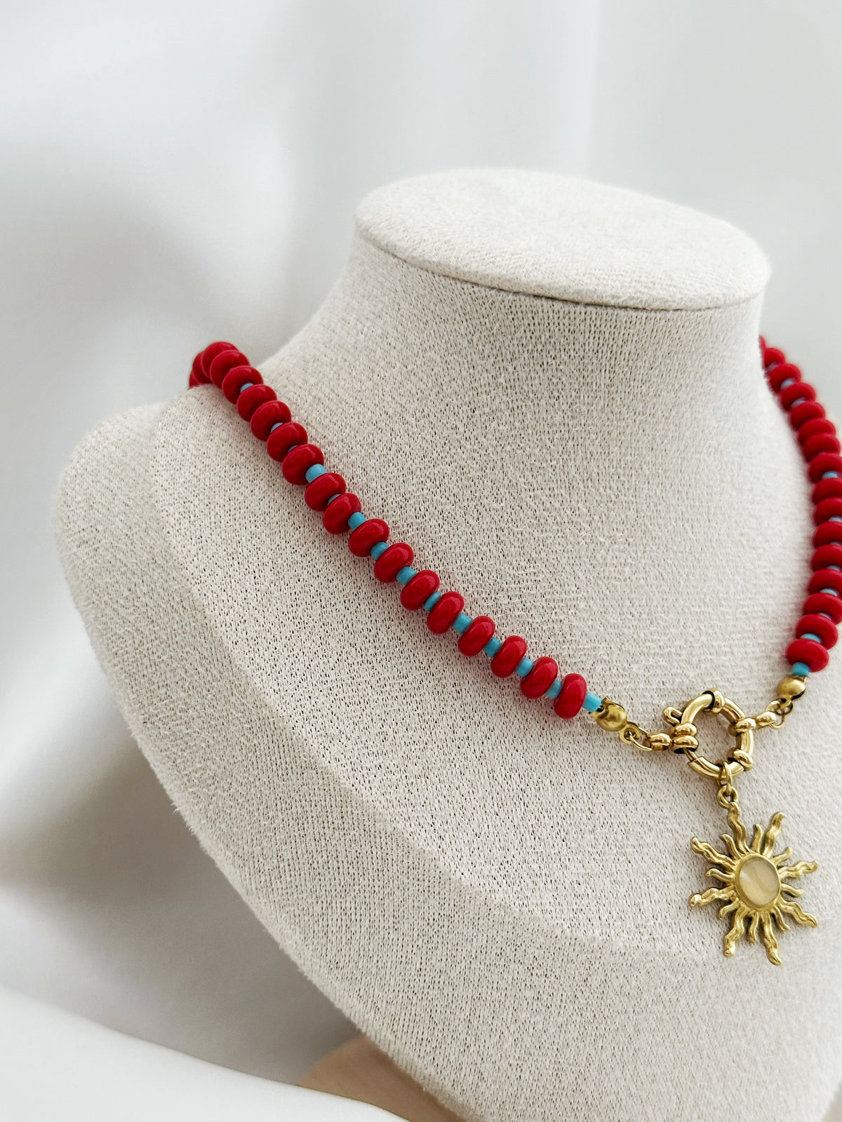 Rote und türkise Perlenkette mit Sonnenanhänger – Statement Kette