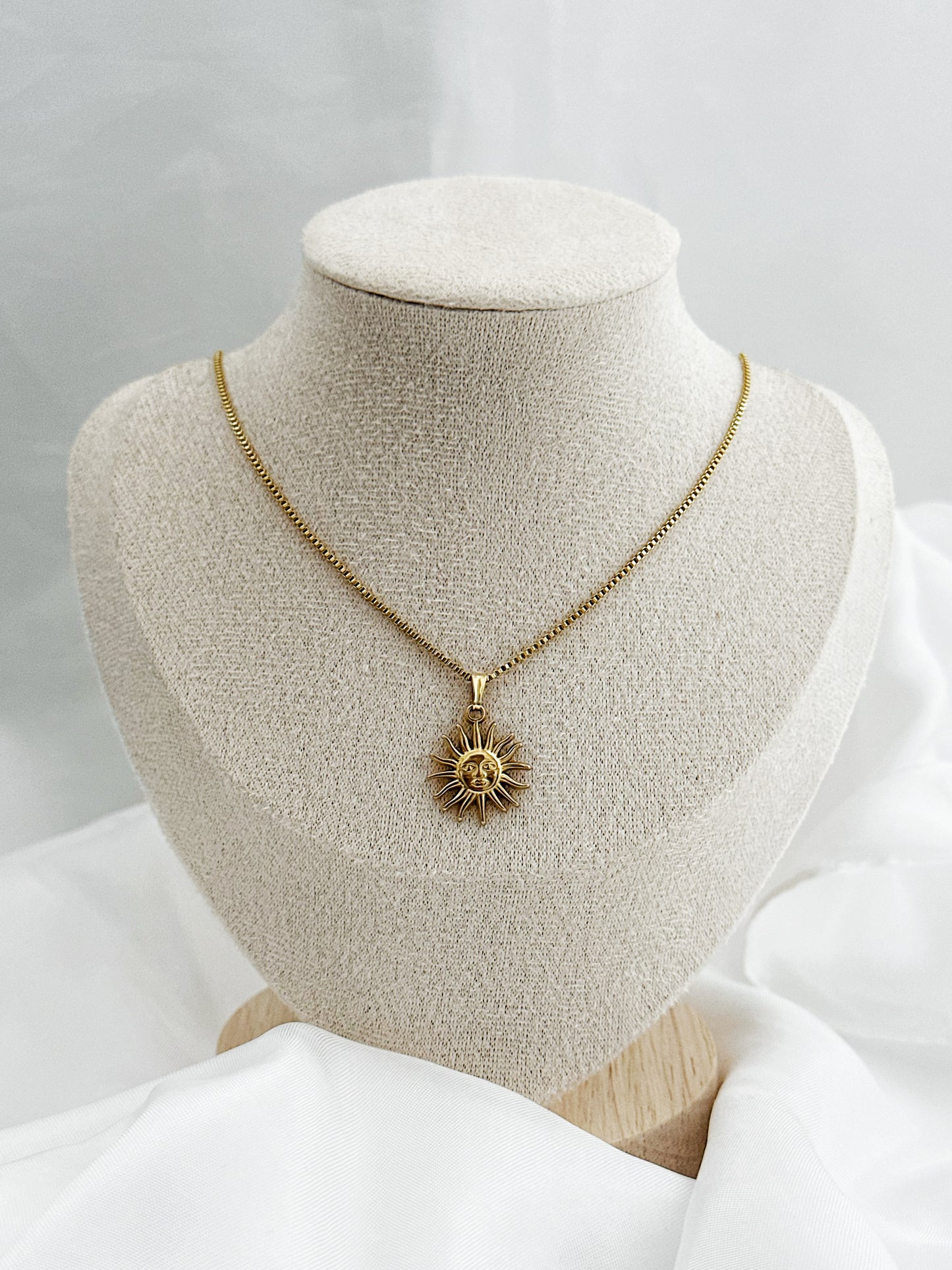 Sunshine – filigrane goldene Edelstahlkette mit rundem Sonnenanhänger und lachendem Gesicht, minimalistisch gestaltet 