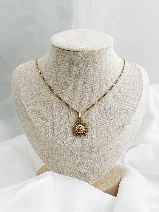 Sunshine – filigrane goldene Edelstahlkette mit rundem Sonnenanhänger und lachendem Gesicht, minimalistisch gestaltet 