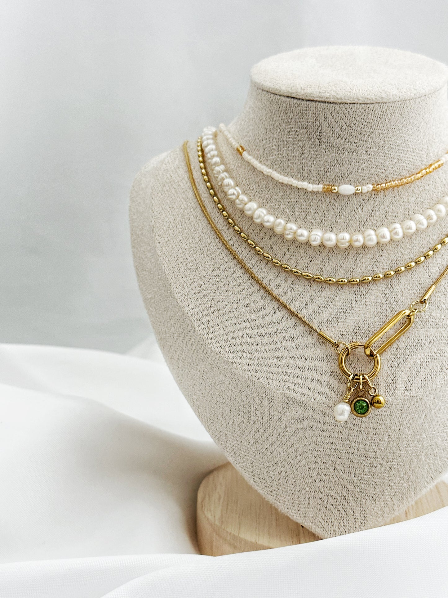 Goldenes Ketten-Layering-Set mit Süßwasserperlen, Perlenkette, Reiskornkette und Charm-Anhänger aus grünem Stein, Perle und goldener Kugel