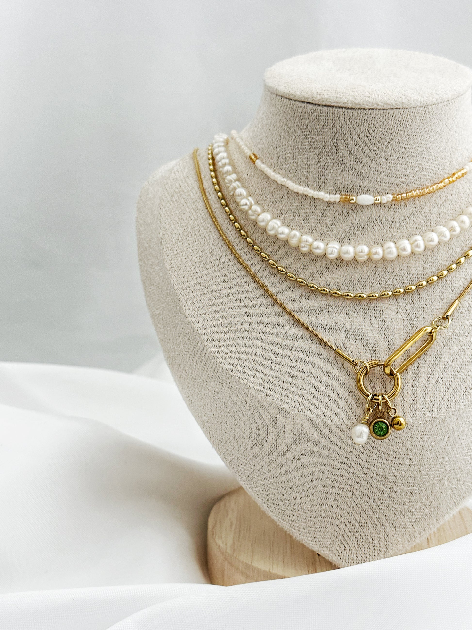 Goldenes Ketten-Layering-Set mit Süßwasserperlen, Perlenkette, Reiskornkette und Charm-Anhänger aus grünem Stein, Perle und goldener Kugel