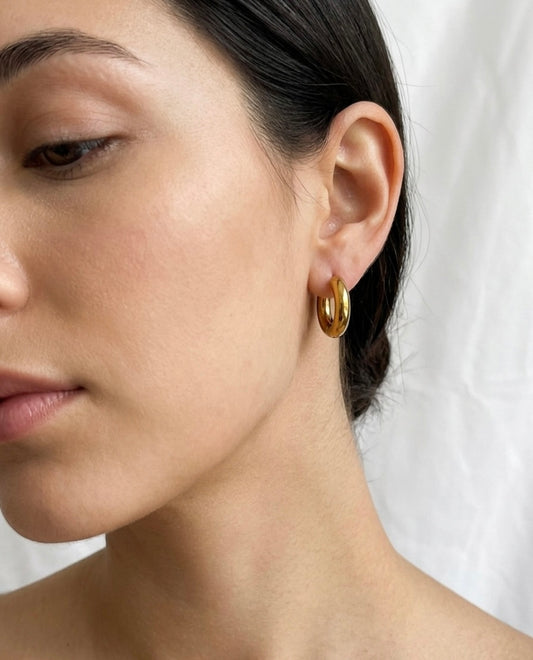 Pure Hoop – Minimalistische Creolen Ohrringe – Goldene Chunky Creolen Edelstahl – Mini Hoop Earrings Gold – Vergoldete Ohrringe Damen – Kleine Creolen Alltag Geschenk