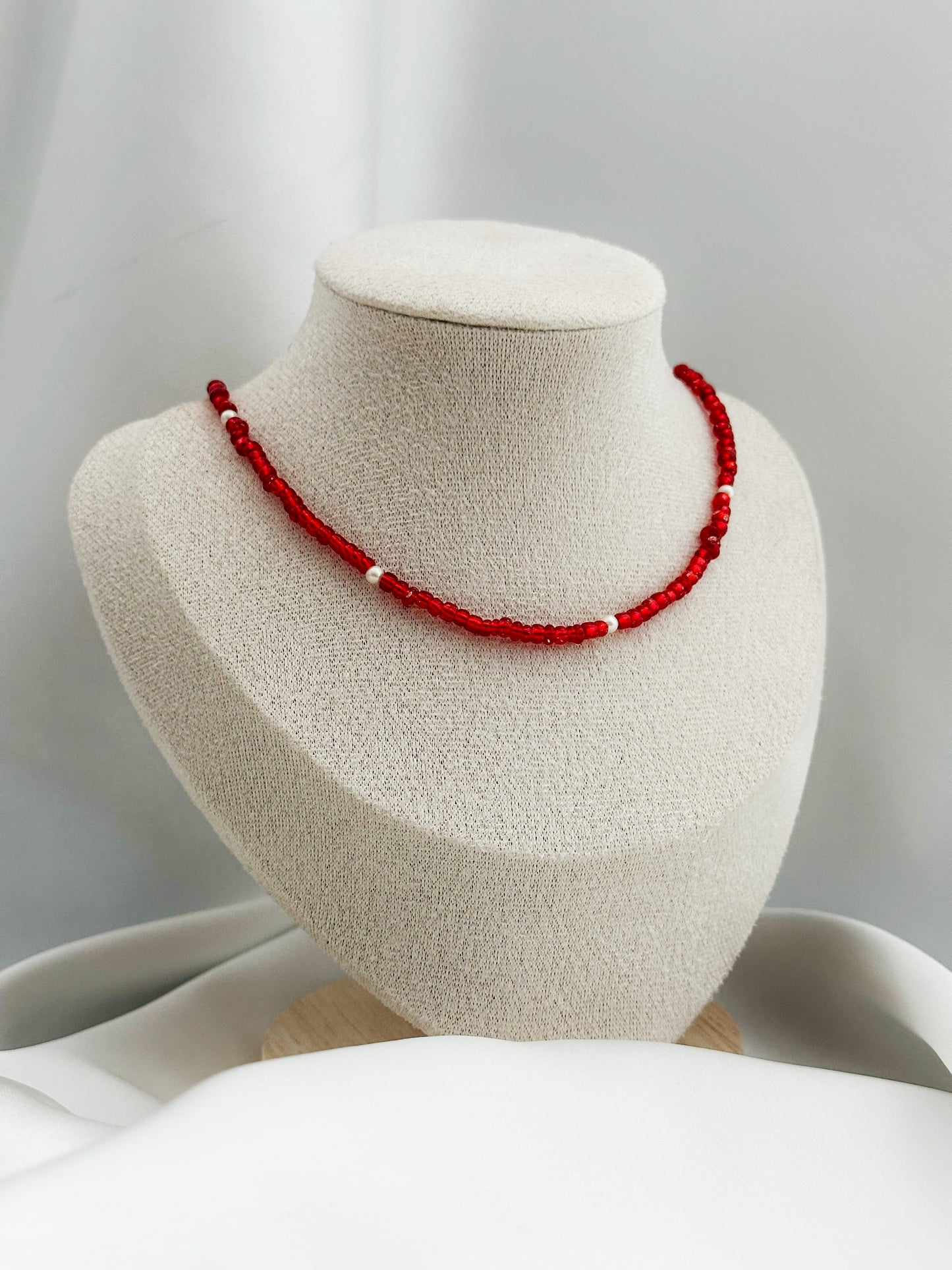 Red Pearl Love Kette – Rote Glasperlenkette mit weißen Akzenten | Choker Halskette Damen