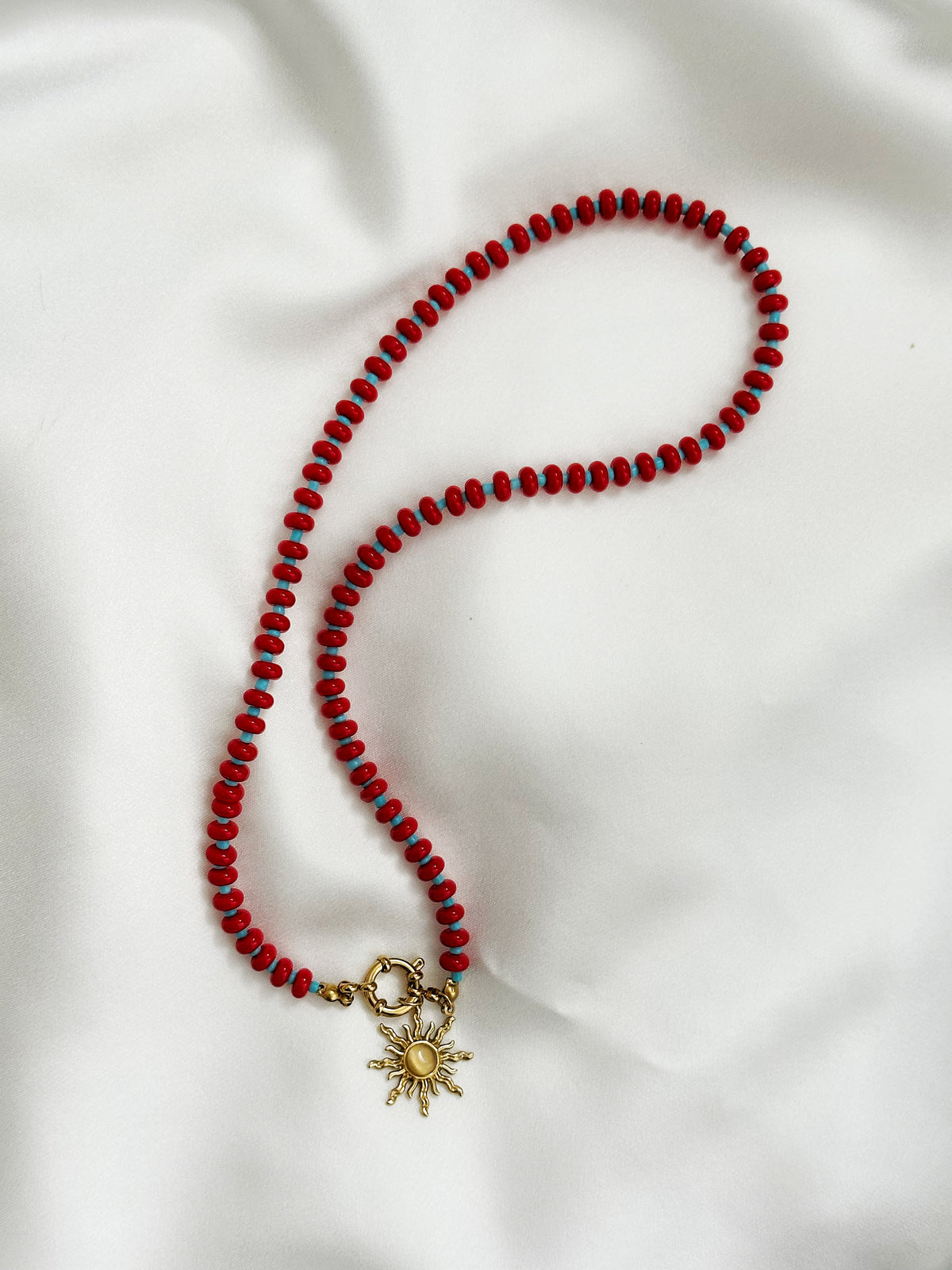 Rote und türkise Perlenkette mit Sonnenanhänger – Statement Kette
