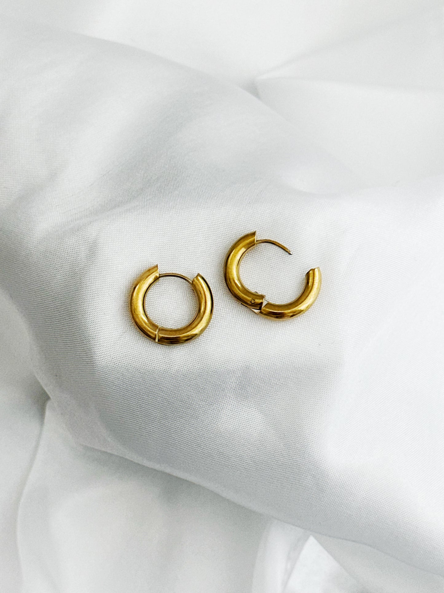 Pure Hoop – Minimalistische Creolen Ohrringe – Goldene Chunky Creolen Edelstahl – Mini Hoop Earrings Gold – Vergoldete Ohrringe Damen – Kleine Creolen Alltag Geschenk