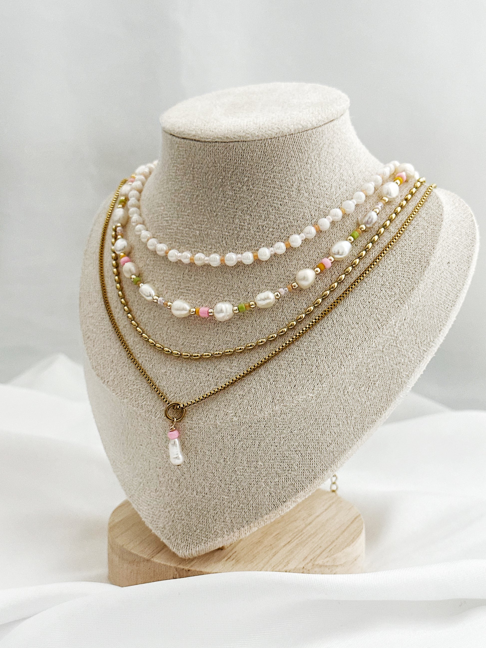 4-lagiges Layering-Kettenset aus Süßwasserperlen und goldfarbenem Edelstahl – wählbar mit Peach Pearl oder Mira Pearl Kette.