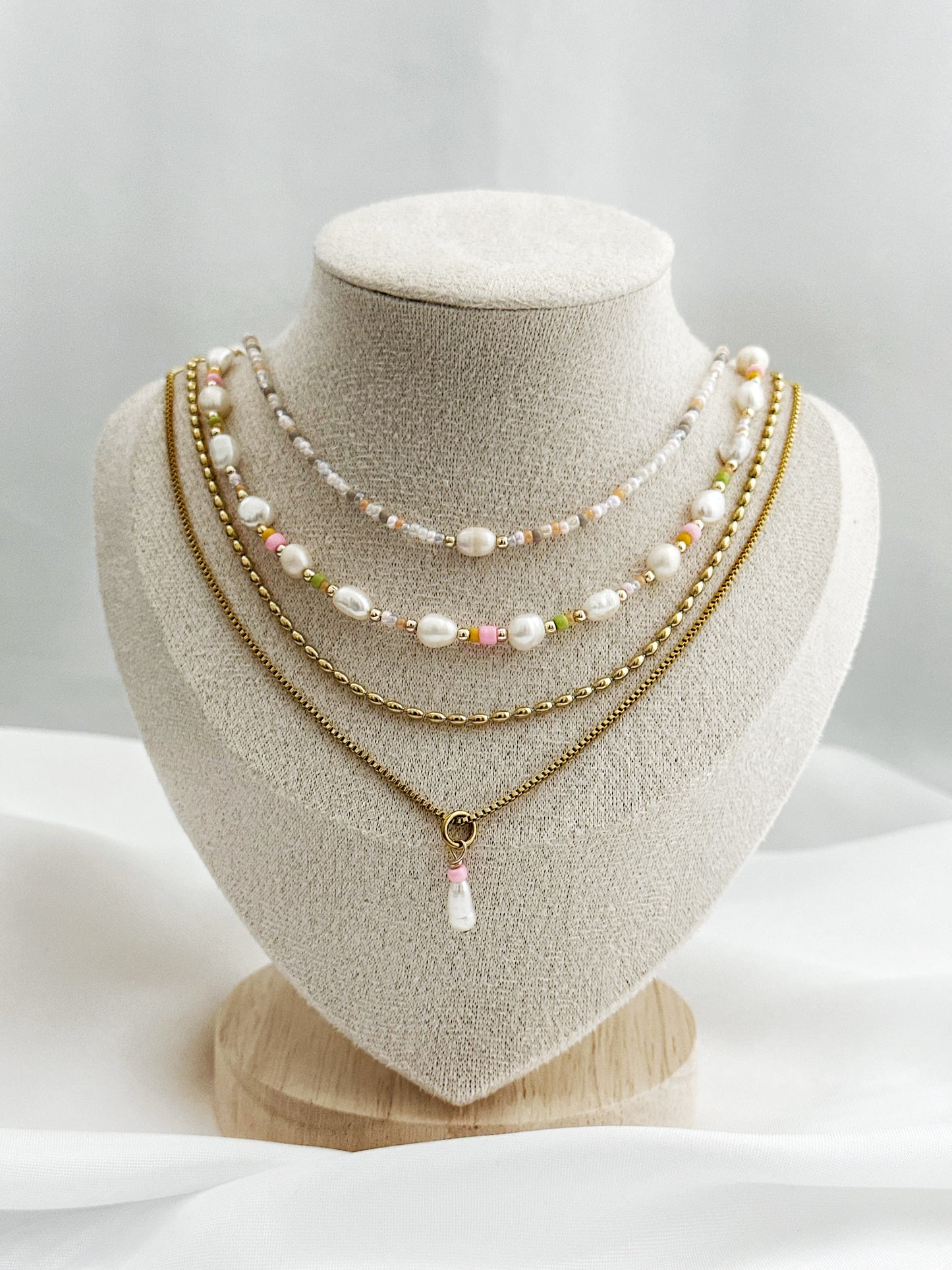 4-lagiges Layering-Kettenset aus Süßwasserperlen und goldfarbenem Edelstahl – wählbar mit Peach Pearl oder Mira Pearl Kette.