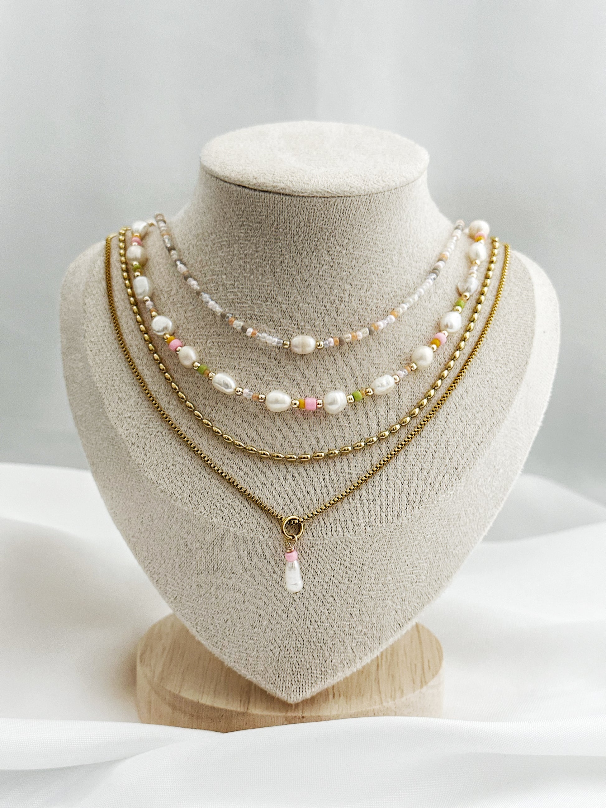 4-lagiges Layering-Kettenset aus Süßwasserperlen und goldfarbenem Edelstahl – wählbar mit Peach Pearl oder Mira Pearl Kette.